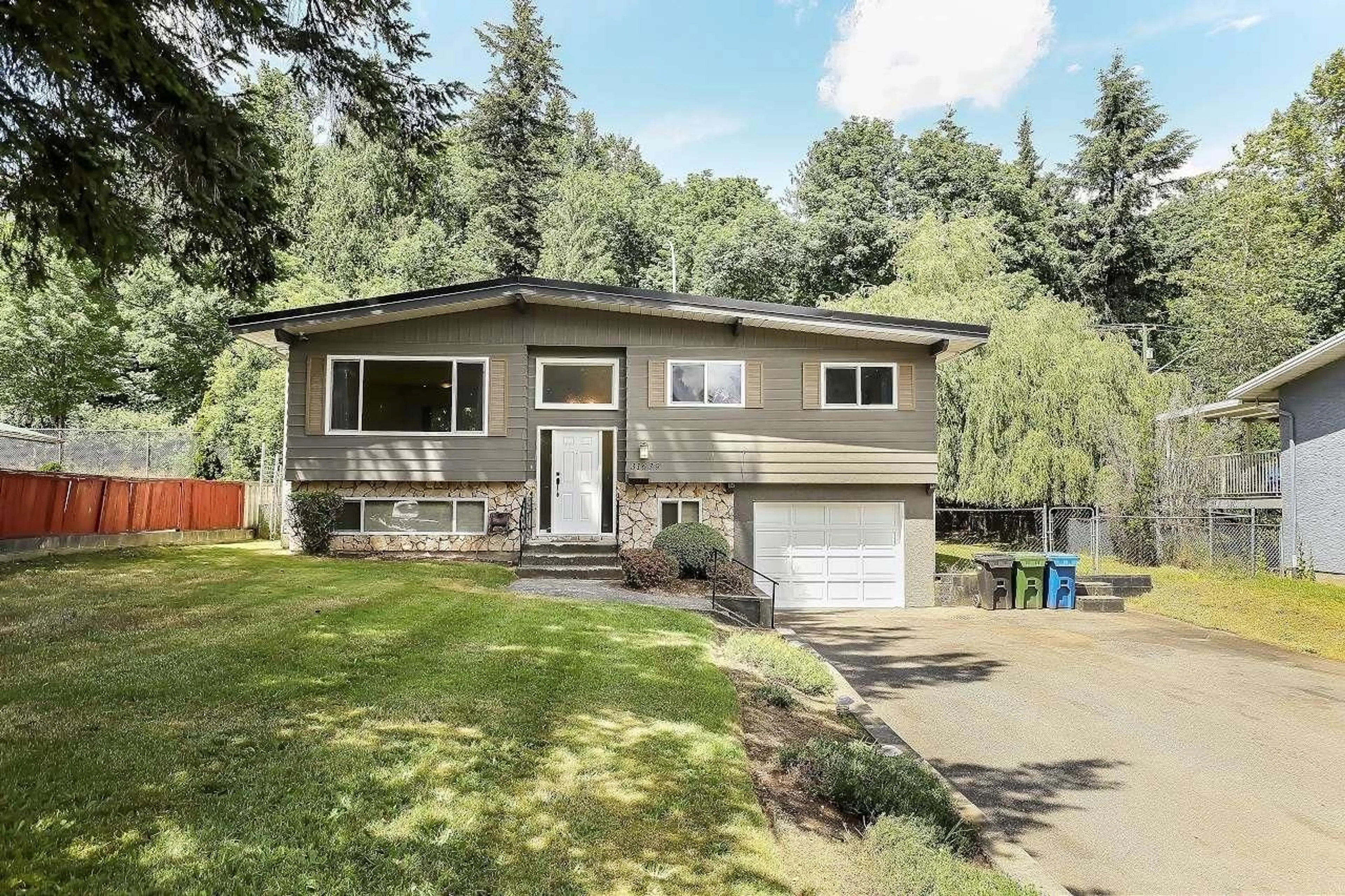 Home with vinyl exterior material, street for 31639 CHARLOTTE AVENUE, Abbotsford British Columbia V2T3Z6