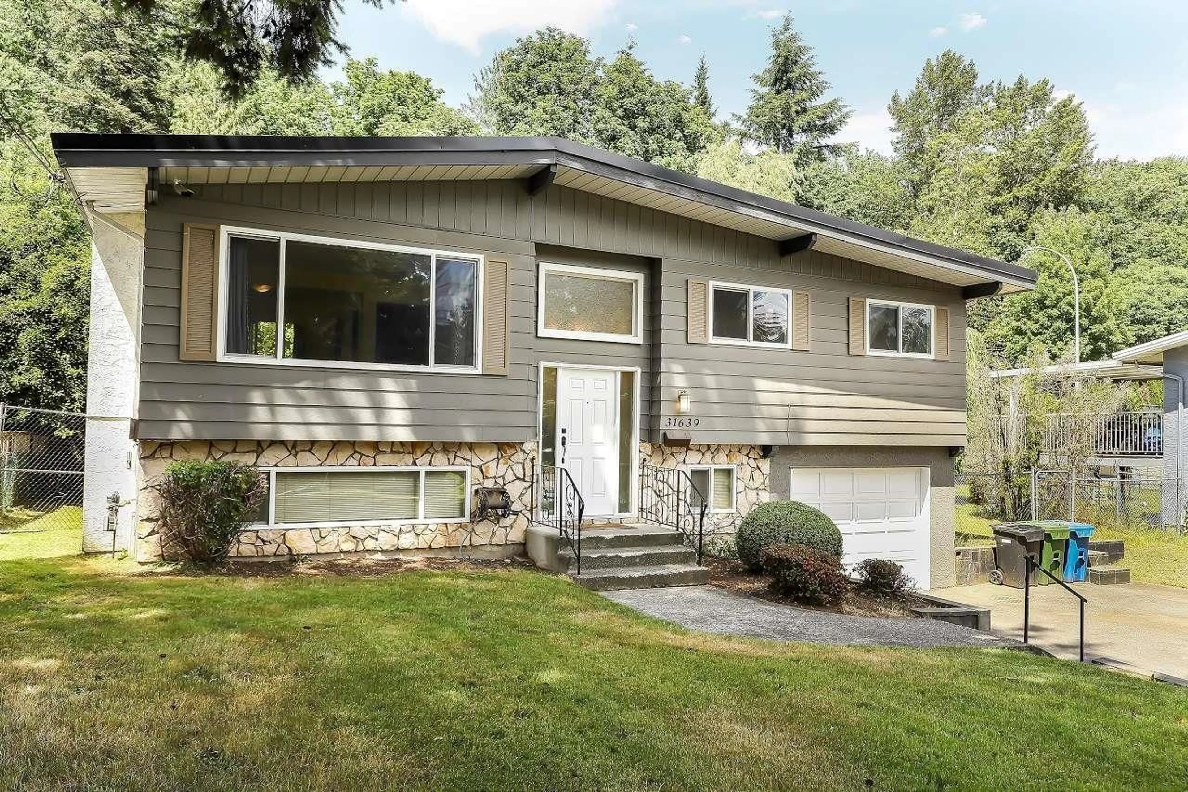 Home with vinyl exterior material, street for 31639 CHARLOTTE AVENUE, Abbotsford British Columbia V2T3Z6