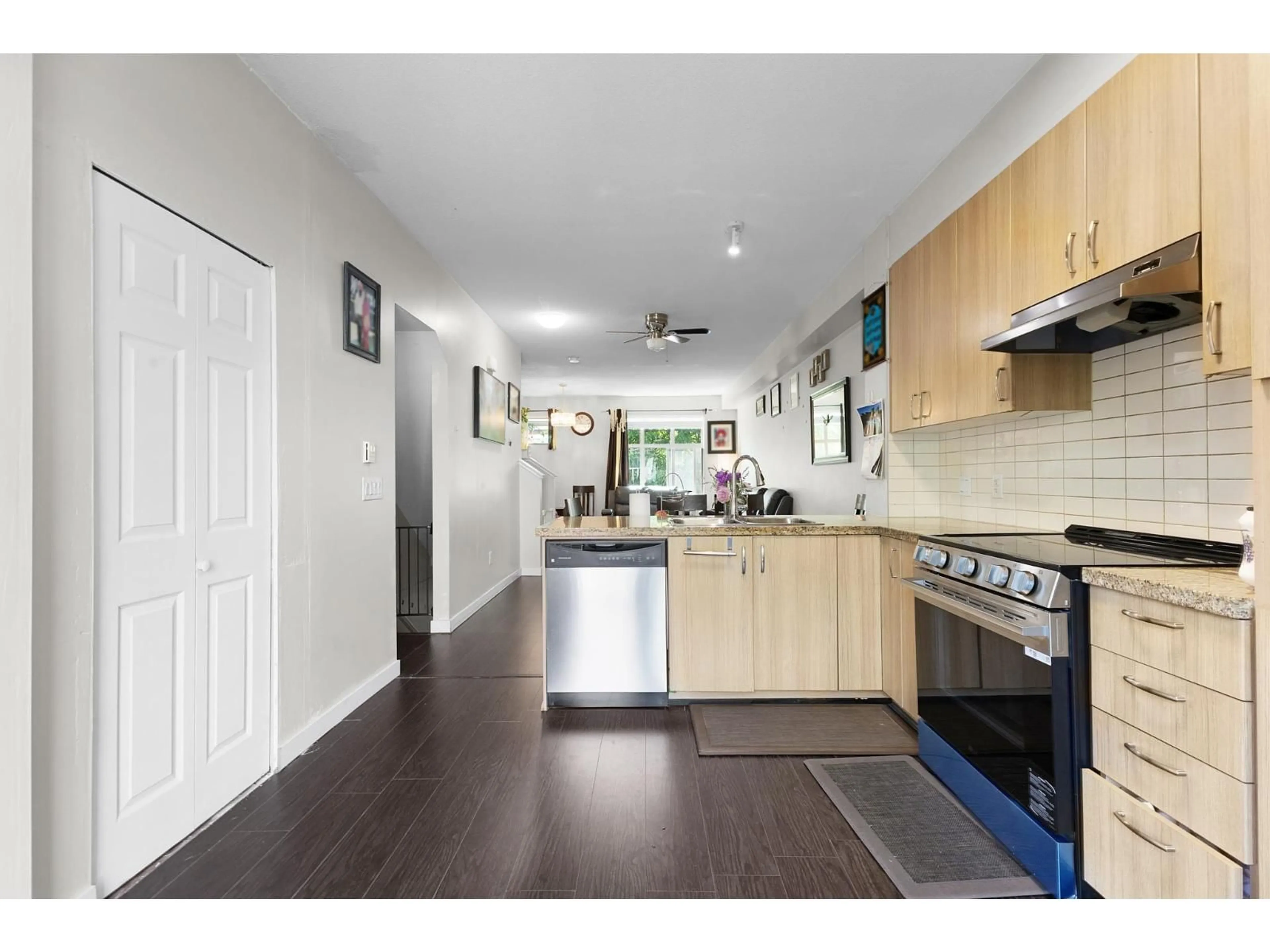 Open concept kitchen, wood/laminate floor for 29 - 31125 WESTRIDGE PLACE, Abbotsford British Columbia V2T0B9