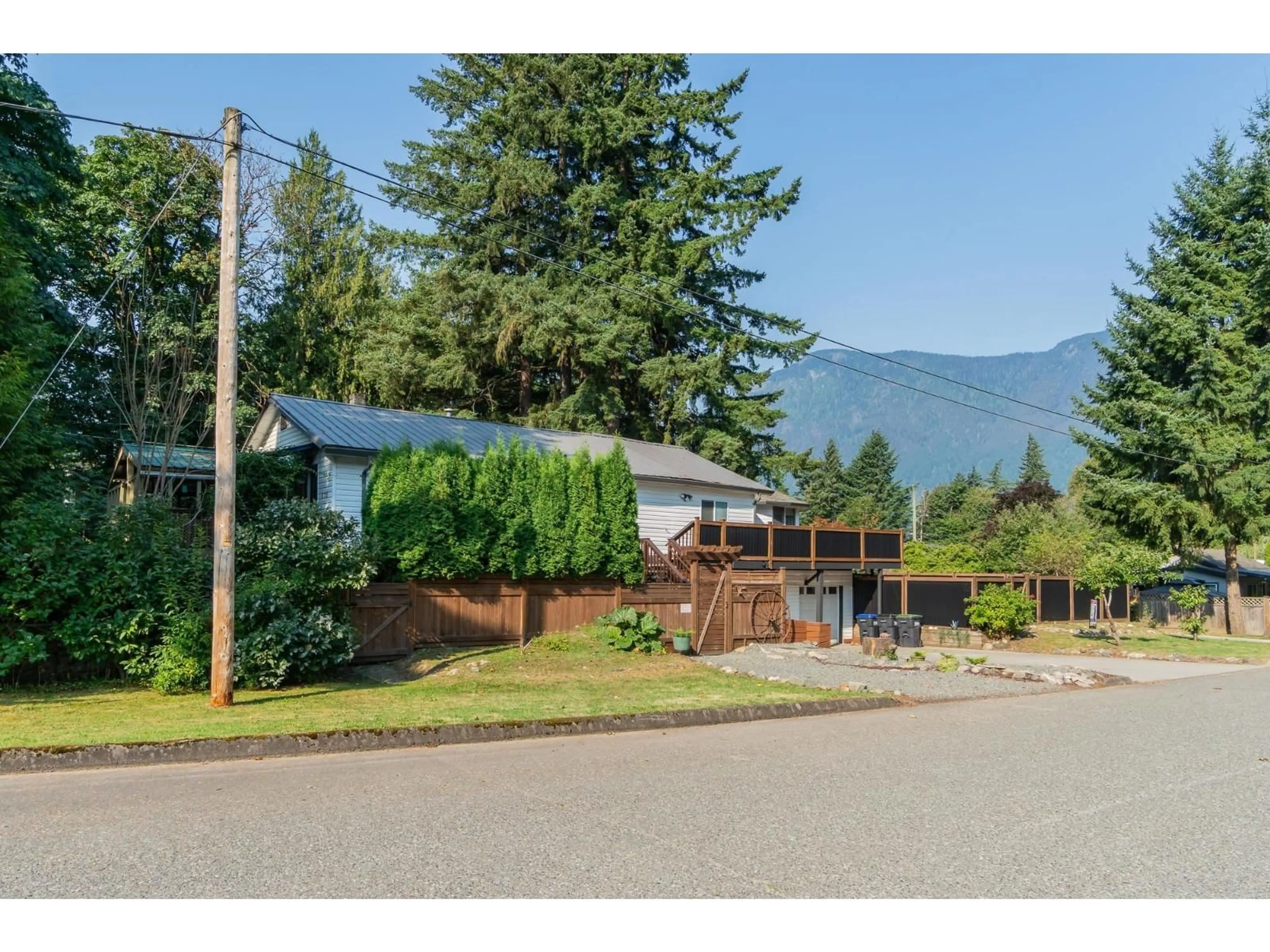 A pic from outside/outdoor area/front of a property/back of a property/a pic from drone, mountain view for 695 HUDSON BAY STREET, Hope British Columbia V0X1L4