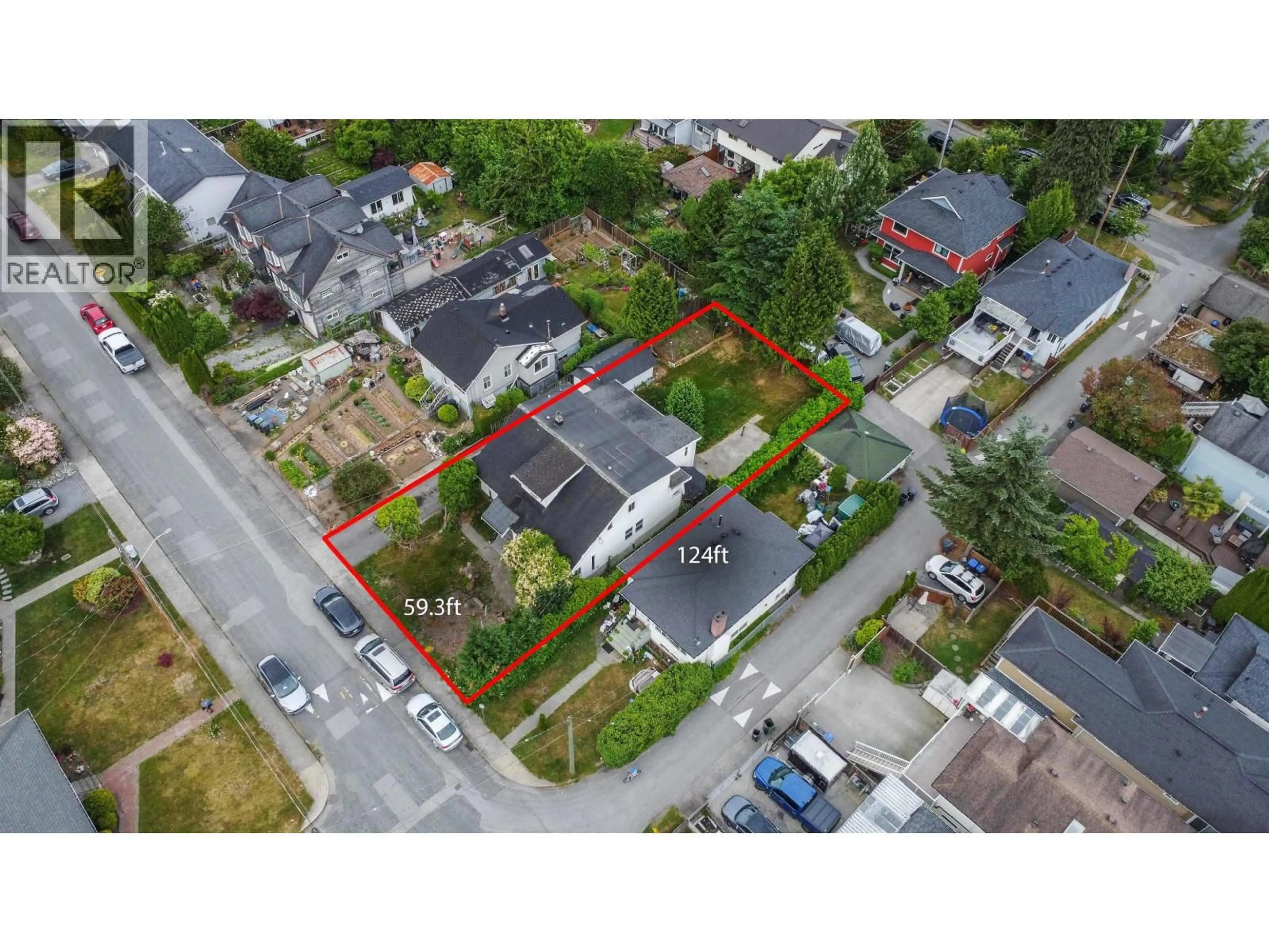 A pic from outside/outdoor area/front of a property/back of a property/a pic from drone, street for 220 DEVOY STREET, New Westminster British Columbia V3L4E7