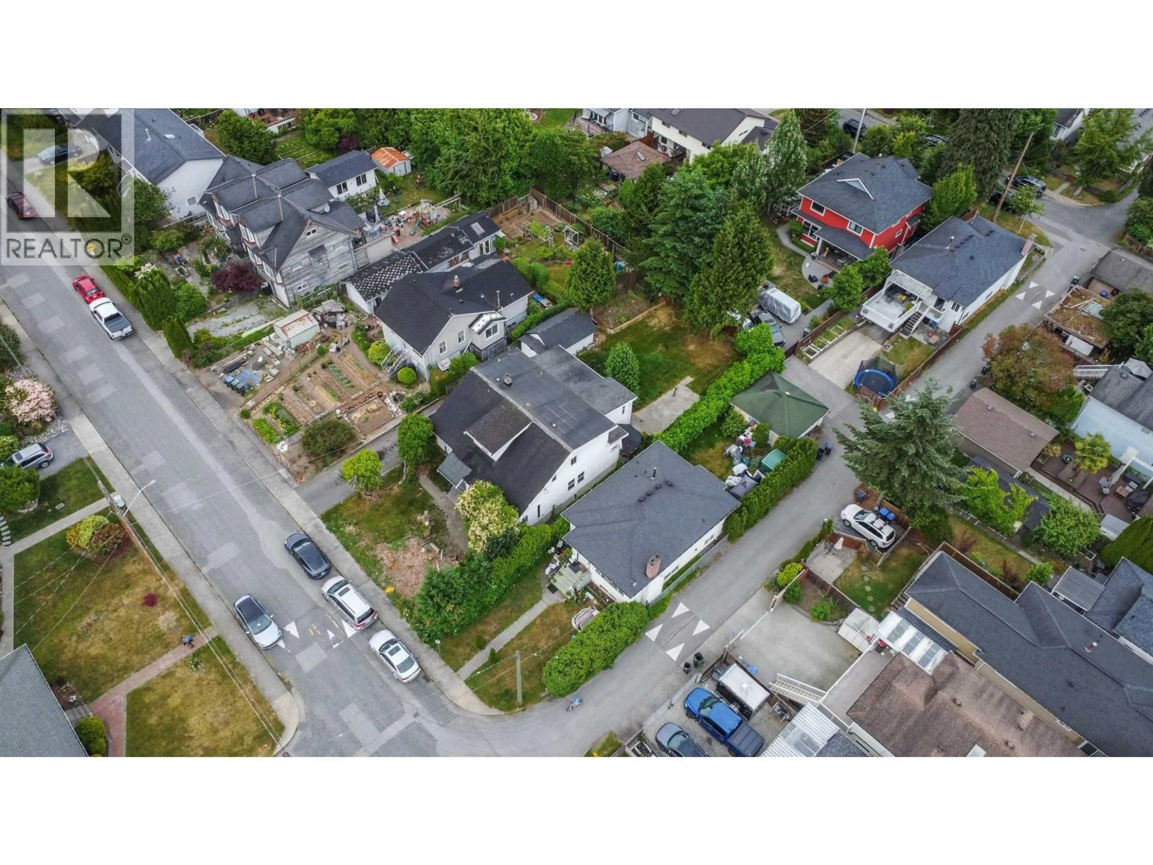 A pic from outside/outdoor area/front of a property/back of a property/a pic from drone, street for 220 DEVOY STREET, New Westminster British Columbia V3L4E7