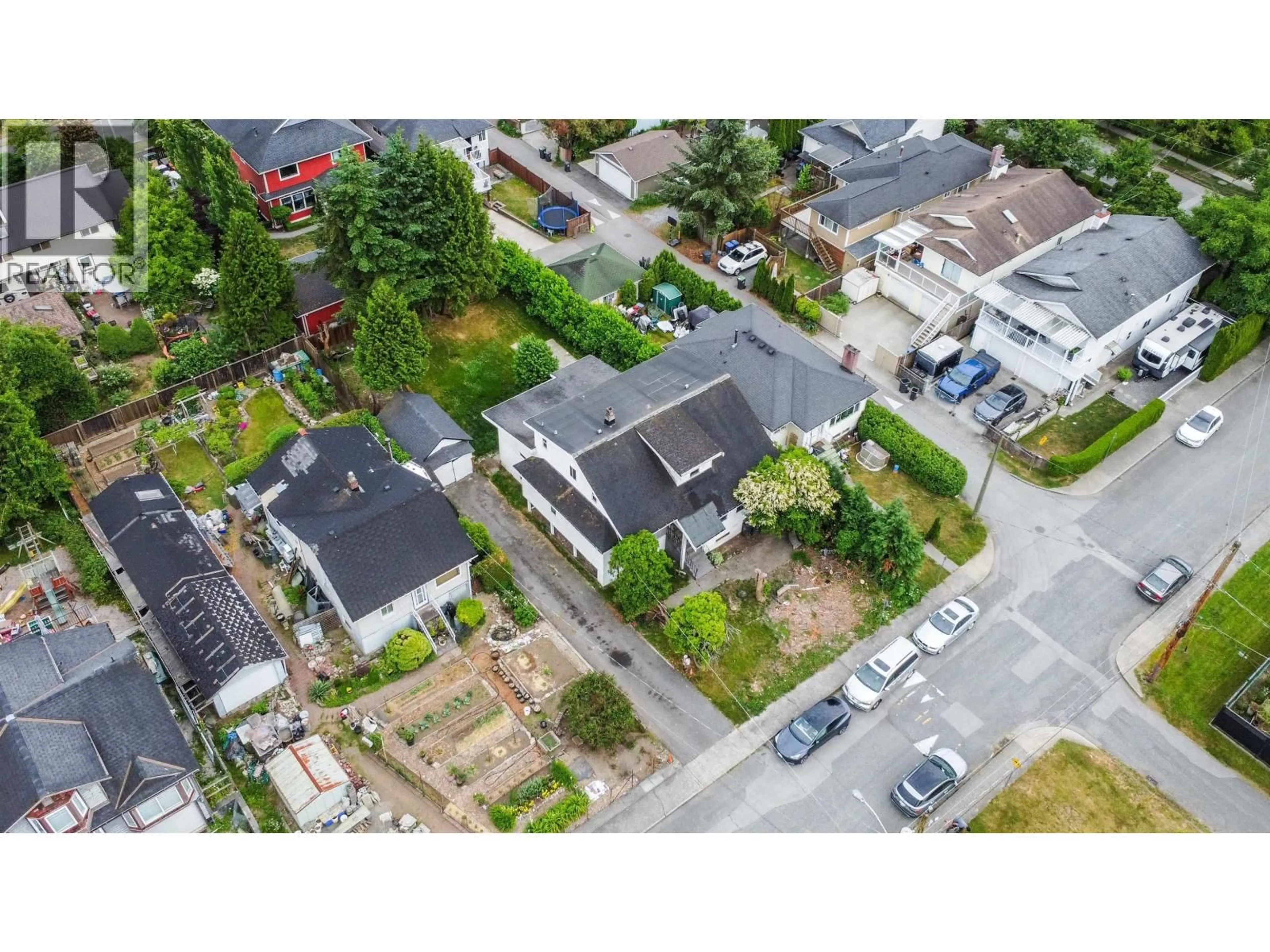 A pic from outside/outdoor area/front of a property/back of a property/a pic from drone, street for 220 DEVOY STREET, New Westminster British Columbia V3L4E7