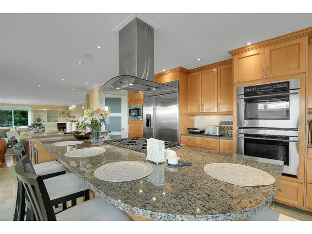 1050 PARKER STREET, White Rock 5