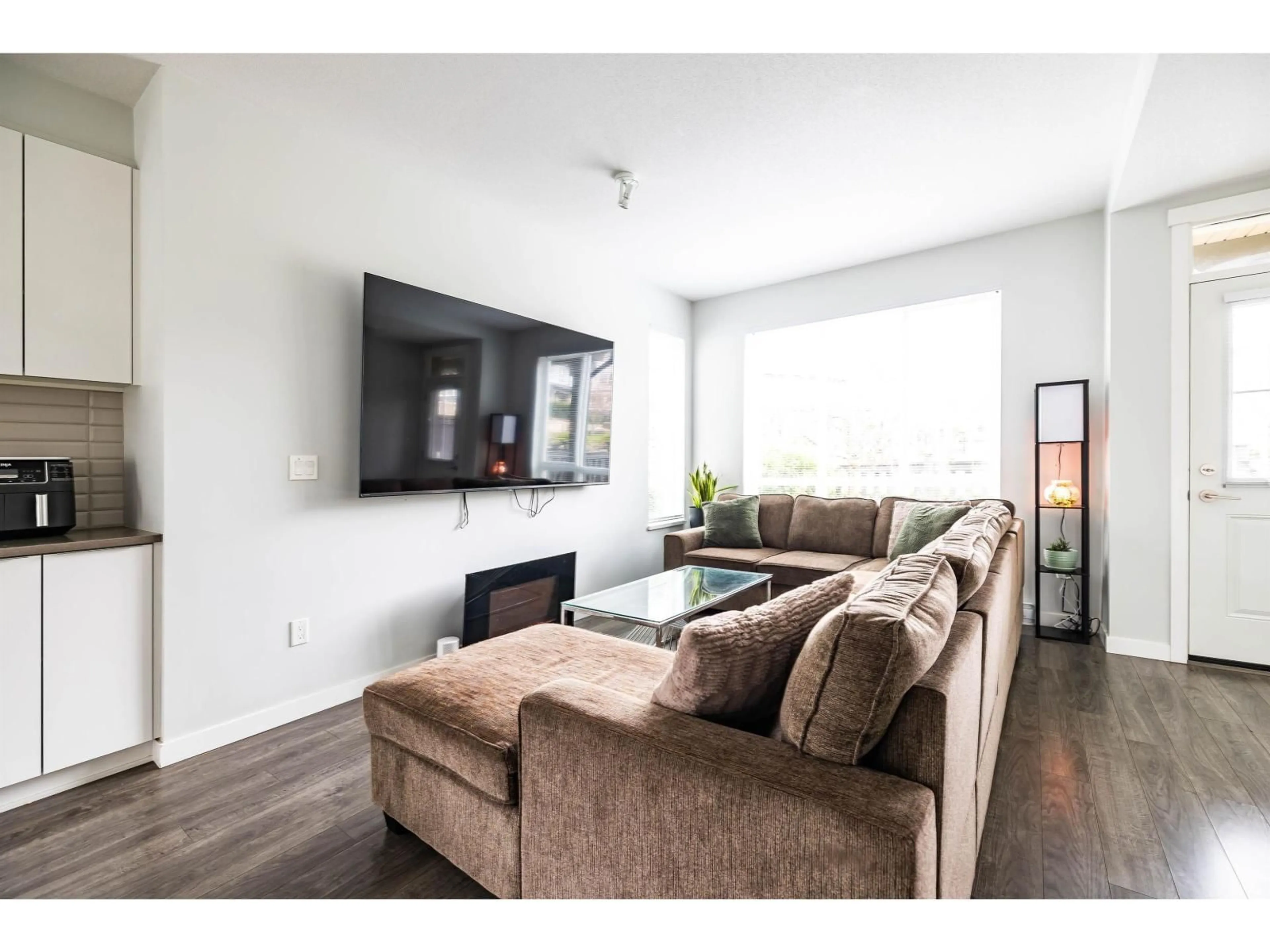 Living room with furniture, wood/laminate floor for 114 - 30930 WESTRIDGE PLACE, Abbotsford British Columbia V2T0H6