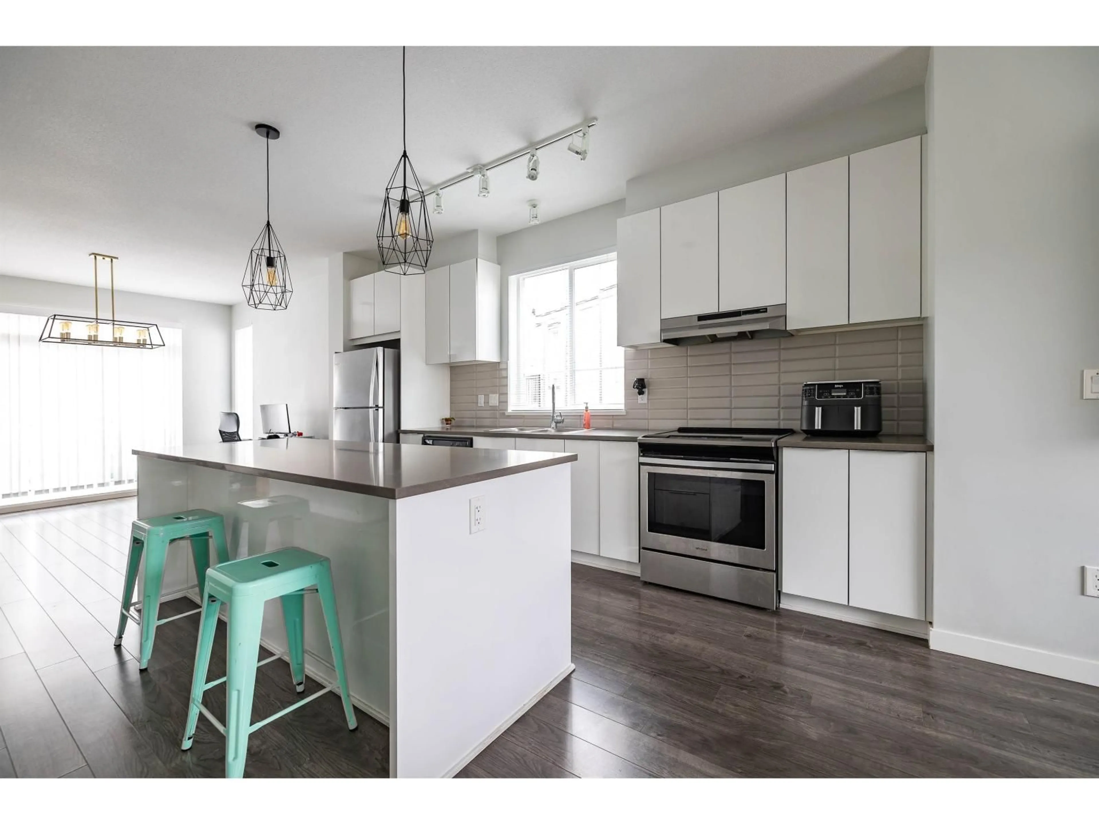 Open concept kitchen, wood/laminate floor for 114 - 30930 WESTRIDGE PLACE, Abbotsford British Columbia V2T0H6