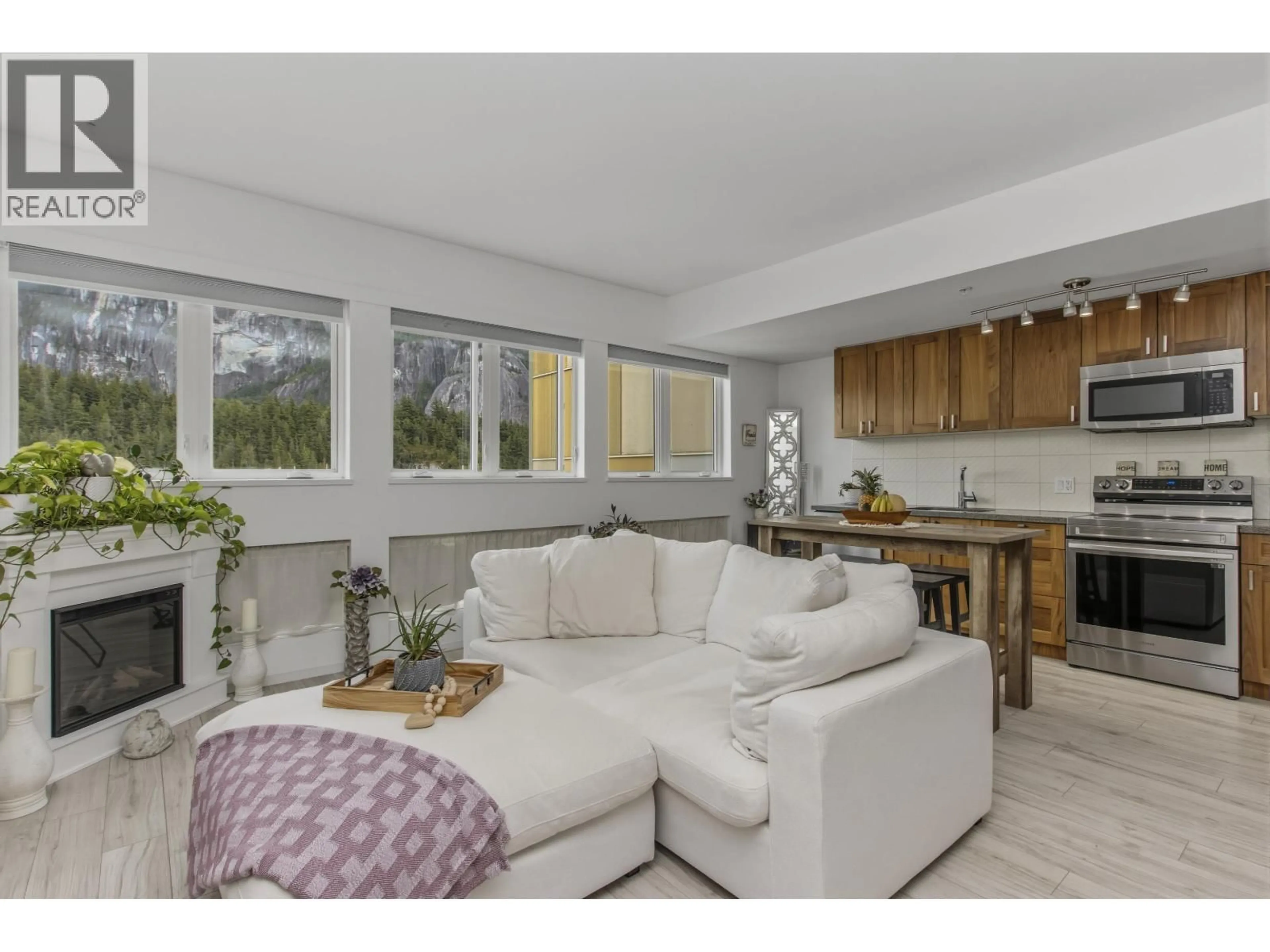 Living room with furniture, unknown for 408 - 37841 CLEVELAND AVENUE, Squamish British Columbia V8B0S8