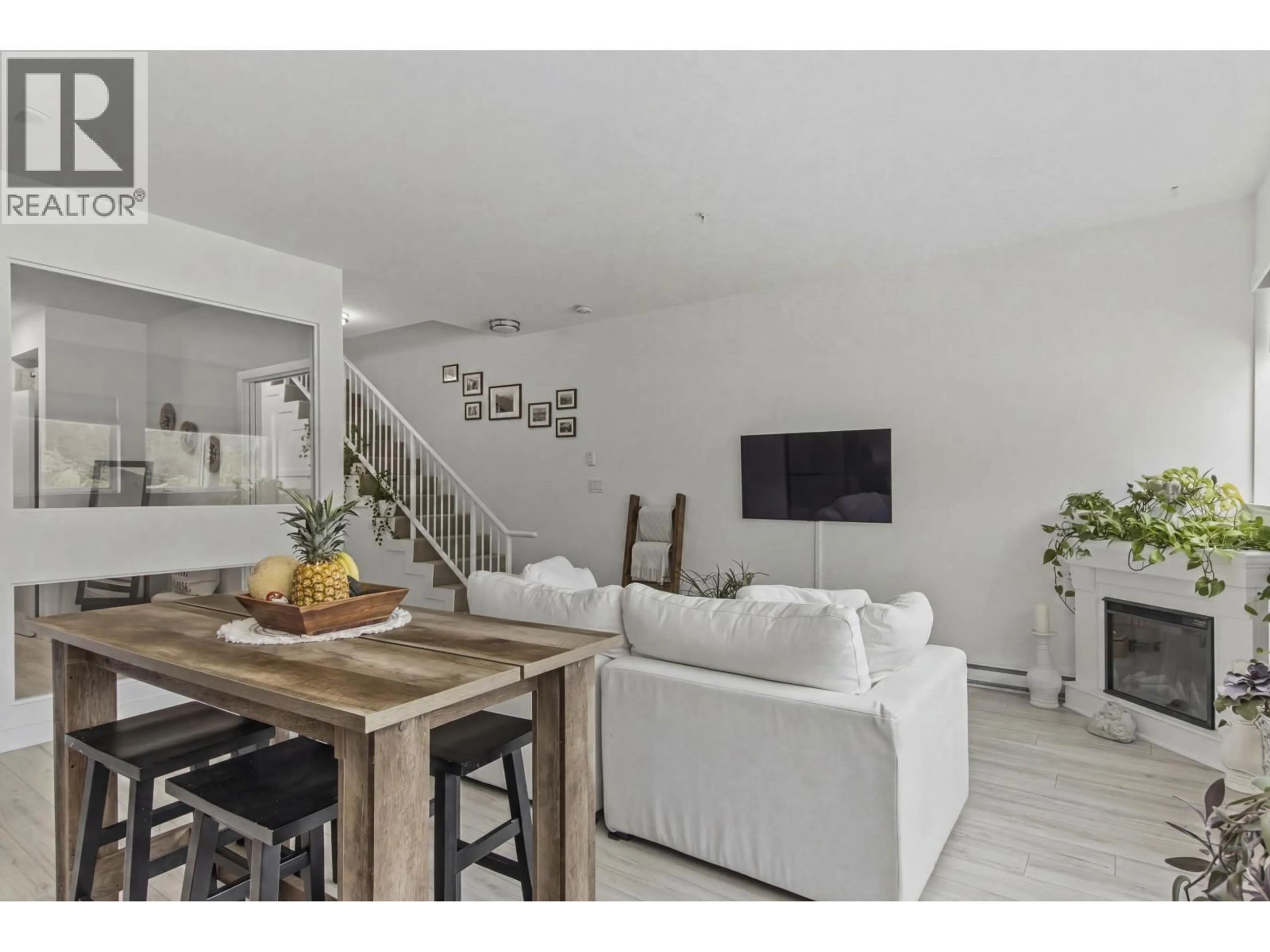 Living room with furniture, unknown for 408 - 37841 CLEVELAND AVENUE, Squamish British Columbia V8B0S8