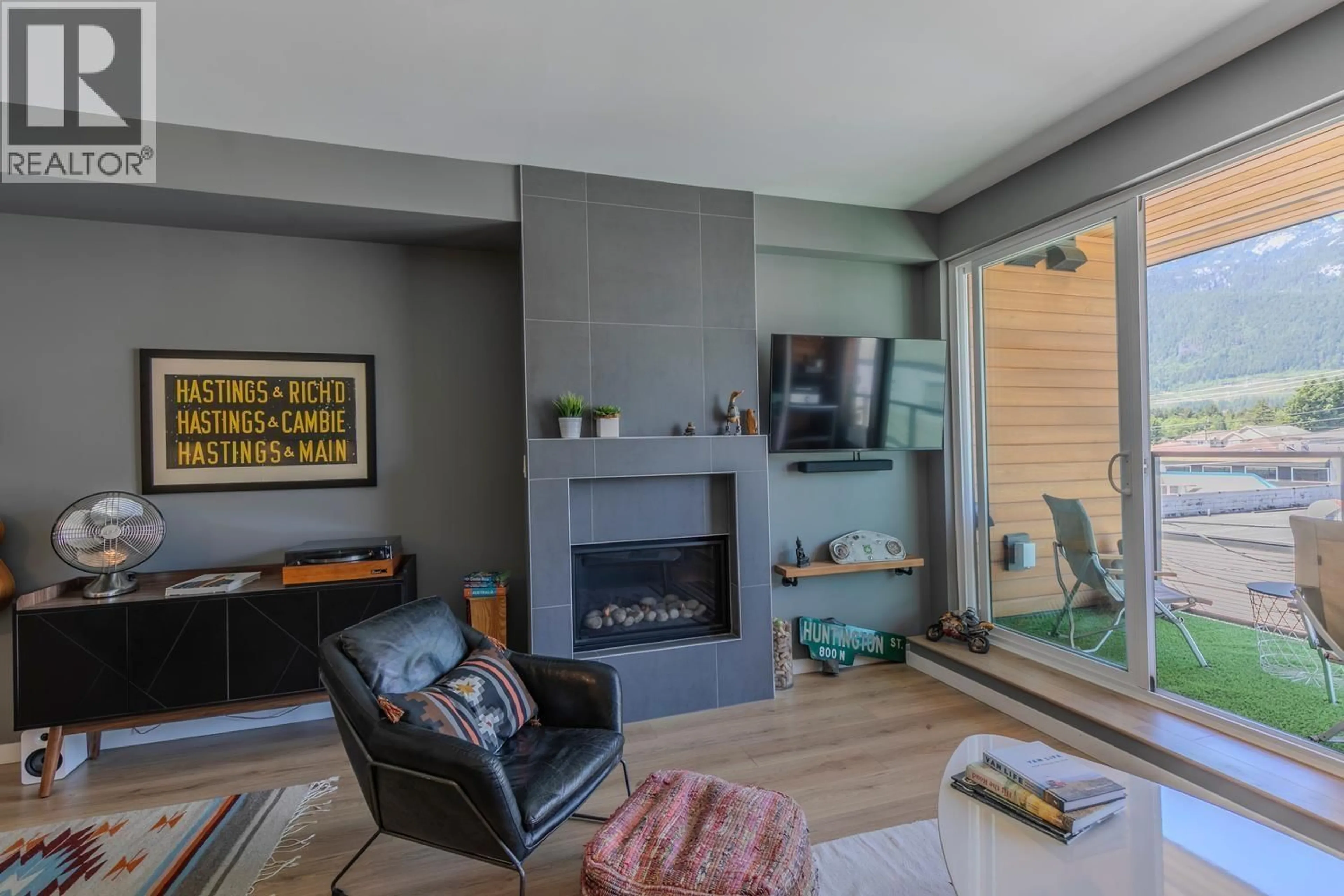 Living room with furniture, unknown for 303 - 38165 CLEVELAND AVENUE, Squamish British Columbia V8B0P1