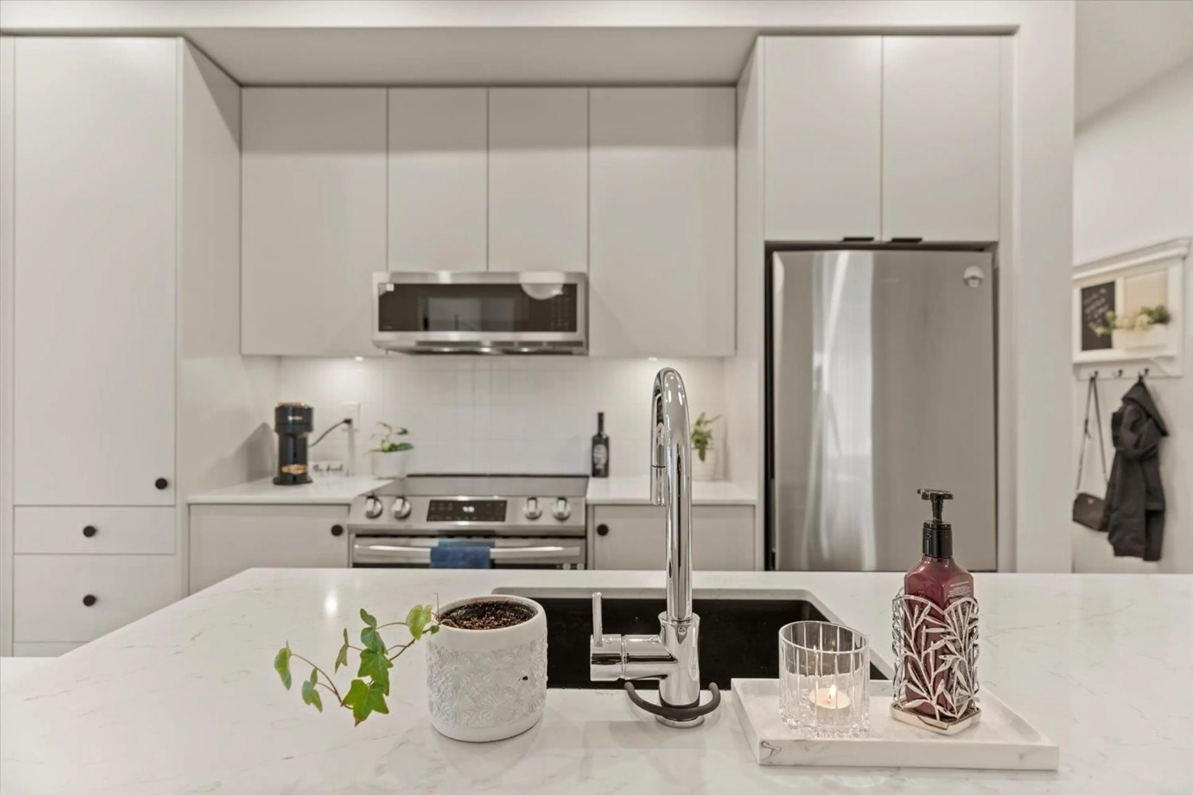 Contemporary kitchen, ceramic/tile floor for 211 - 45511 CAMPUS DRIVE, Chilliwack British Columbia V2R6K8