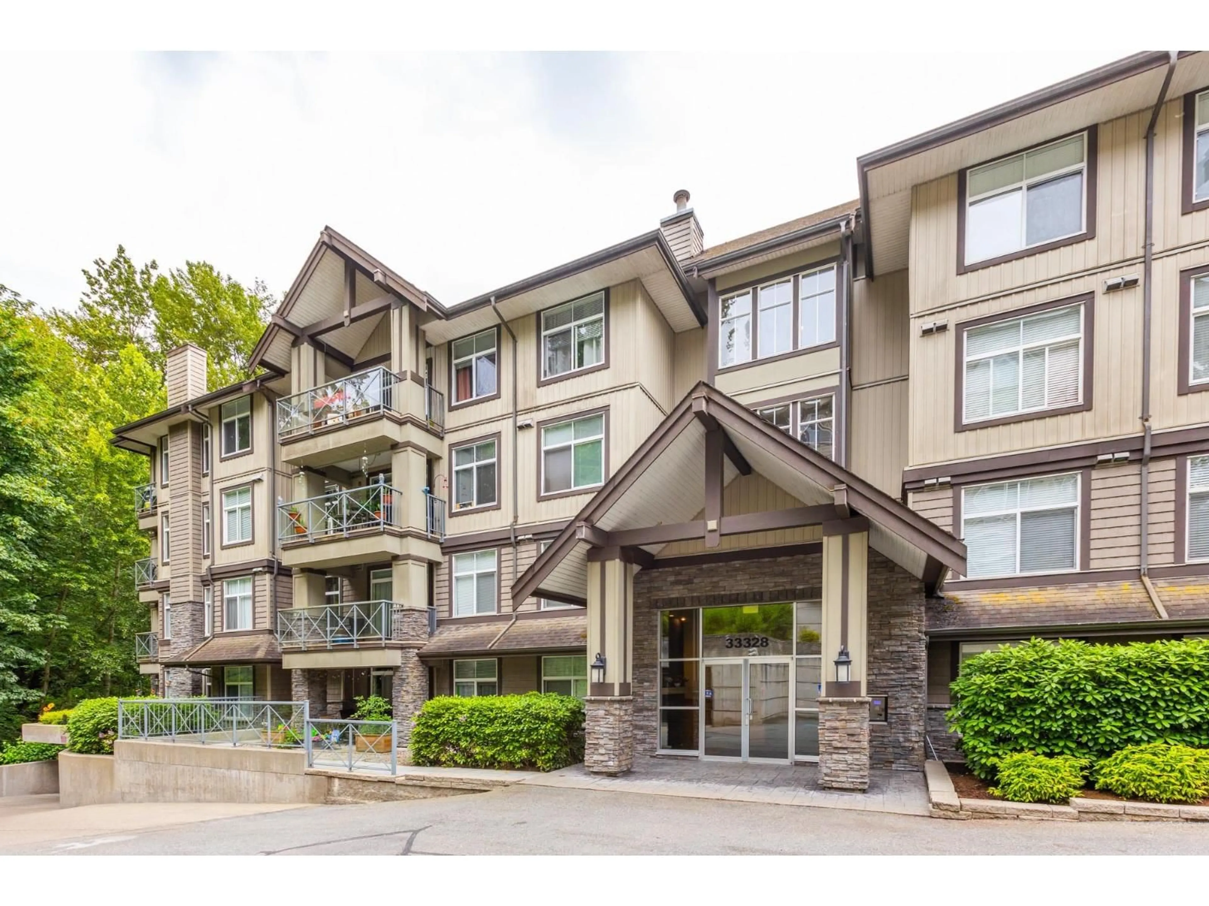 Indoor foyer for 204 - 33328 BOURQUIN CRESCENT, Abbotsford British Columbia V2S1Y1