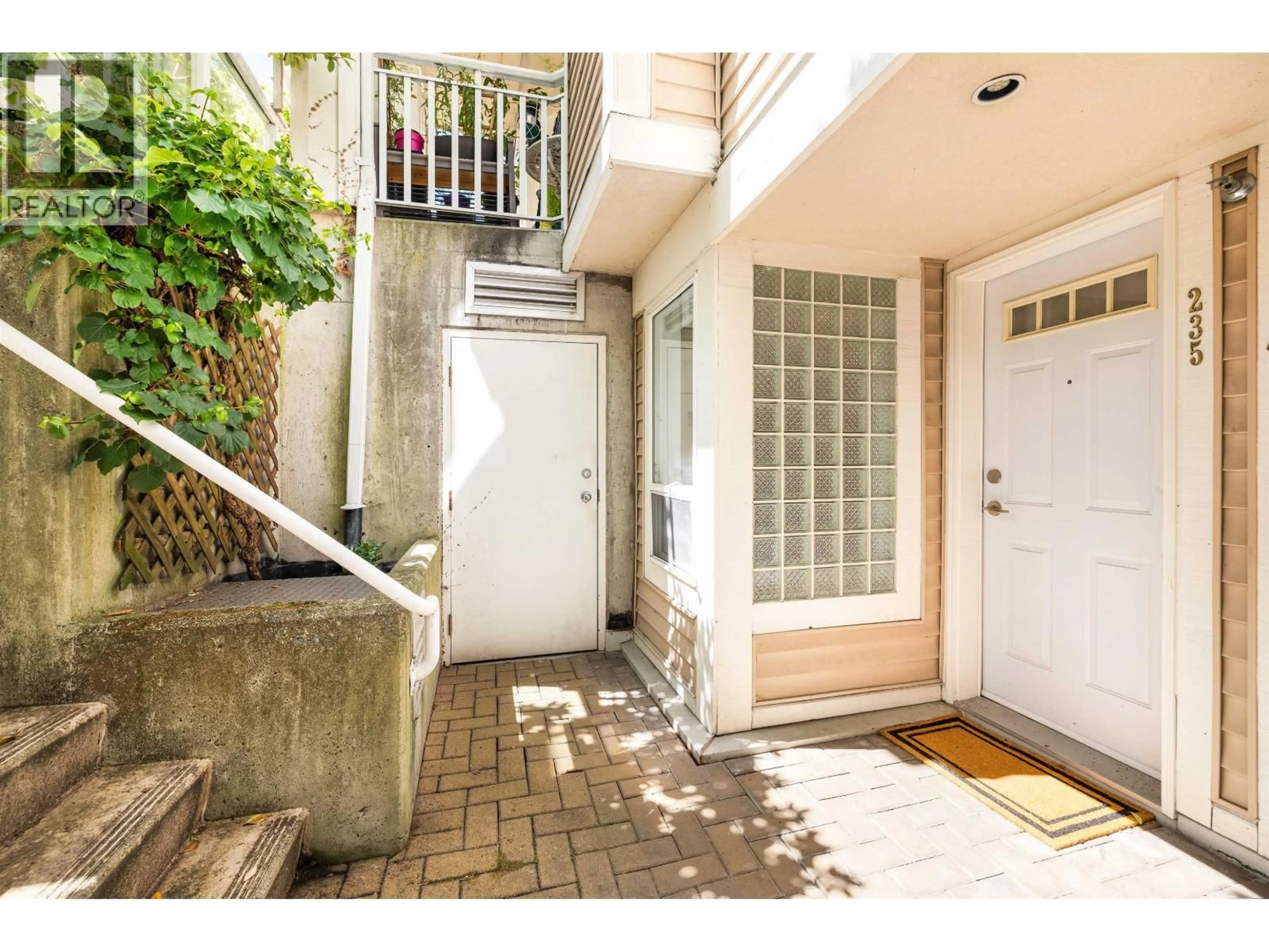 Indoor entryway for 235 - 2565 BROADWAY, Vancouver British Columbia V6K2E9