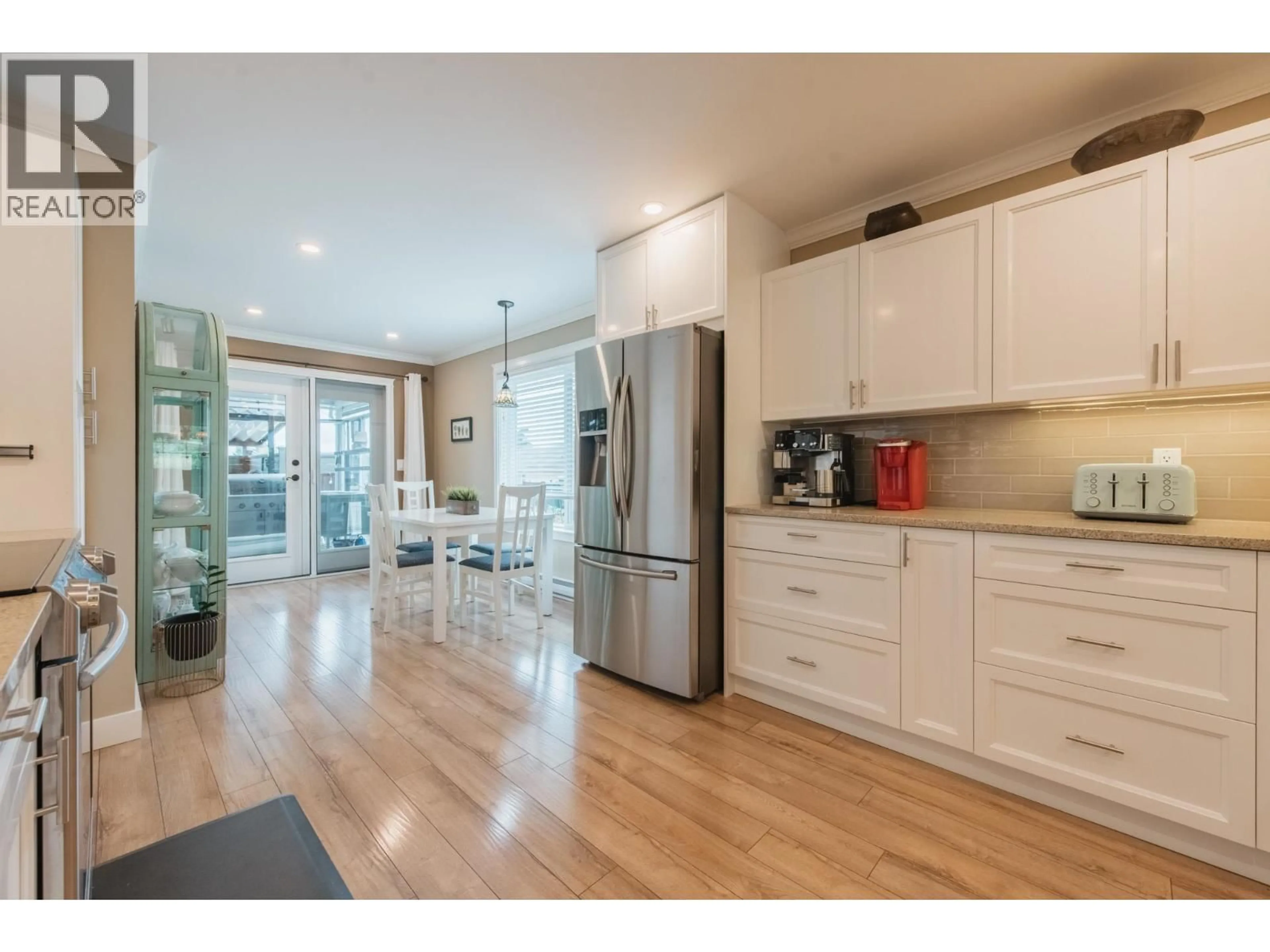 Open concept kitchen, wood/laminate floor for 6319 TOWER STREET, Sechelt British Columbia V7Z0T7