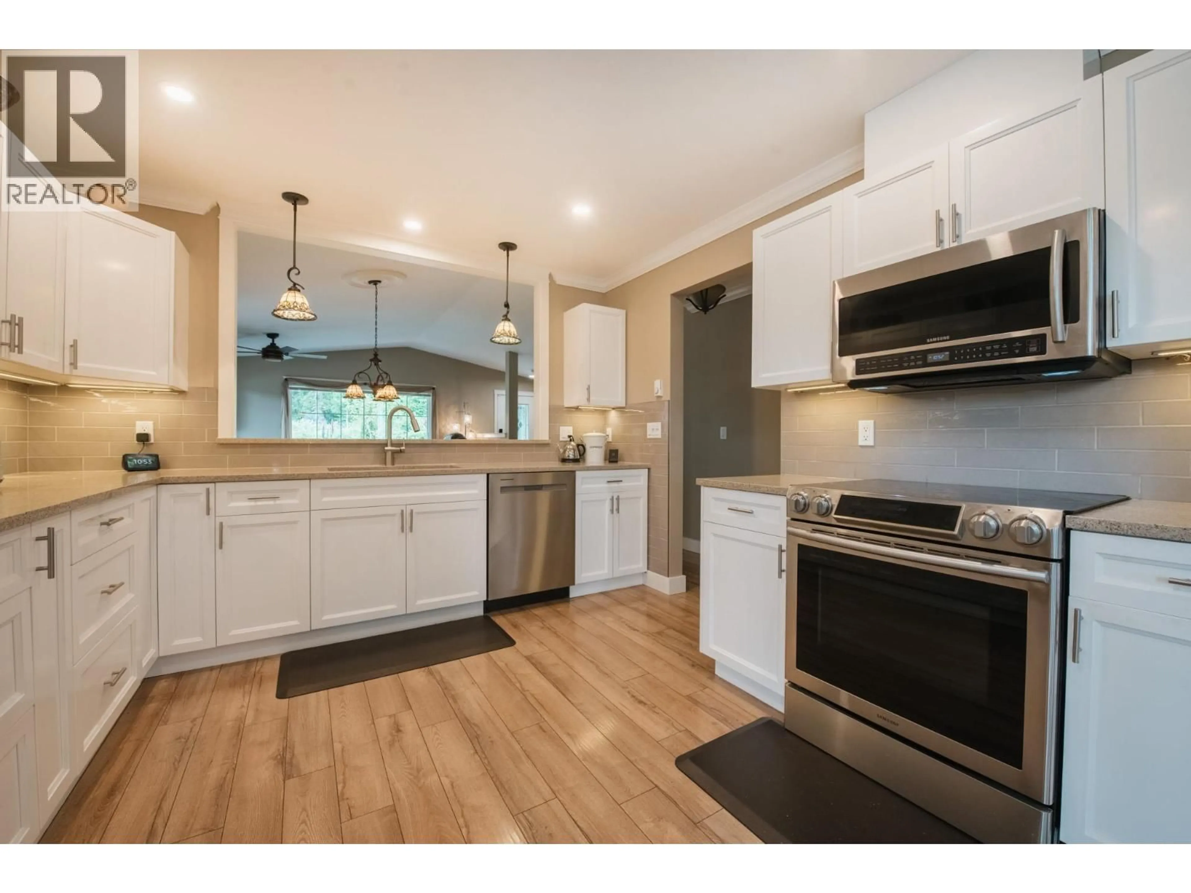 Open concept kitchen, wood/laminate floor for 6319 TOWER STREET, Sechelt British Columbia V7Z0T7