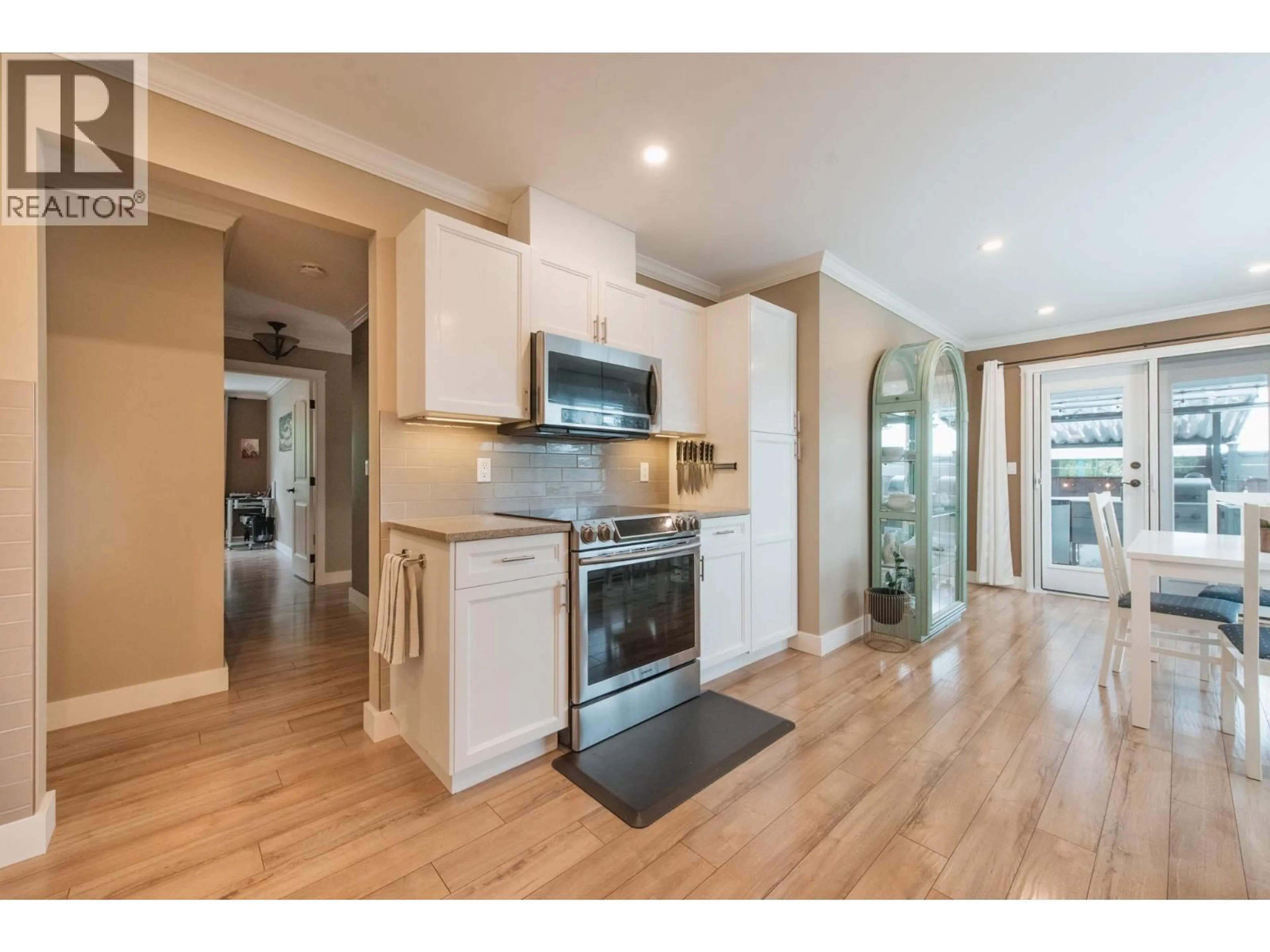Open concept kitchen, wood/laminate floor for 6319 TOWER STREET, Sechelt British Columbia V7Z0T7