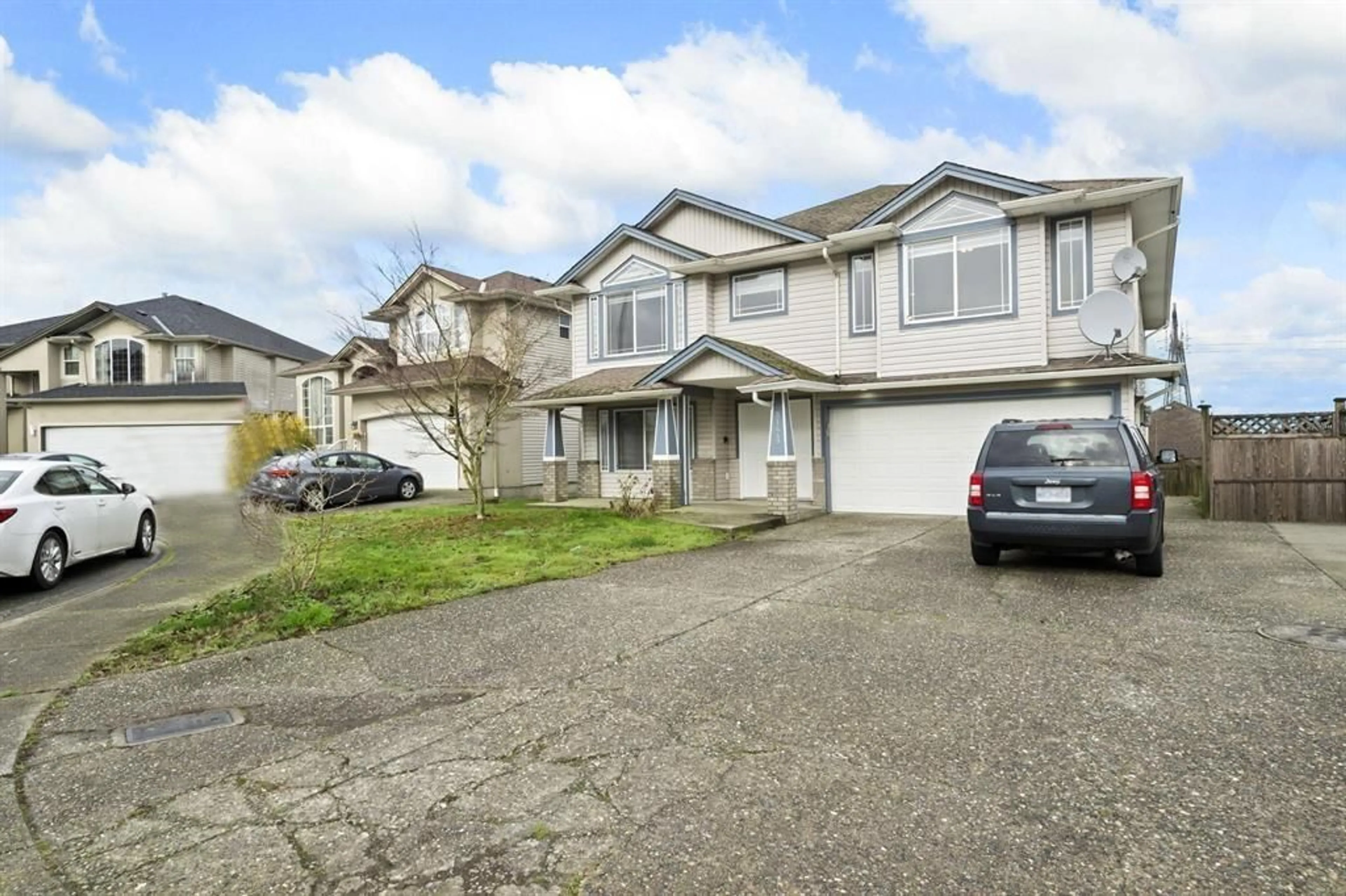 A pic from outside/outdoor area/front of a property/back of a property/a pic from drone, street for 31449 LEGACY COURT, Abbotsford British Columbia V2T6W5