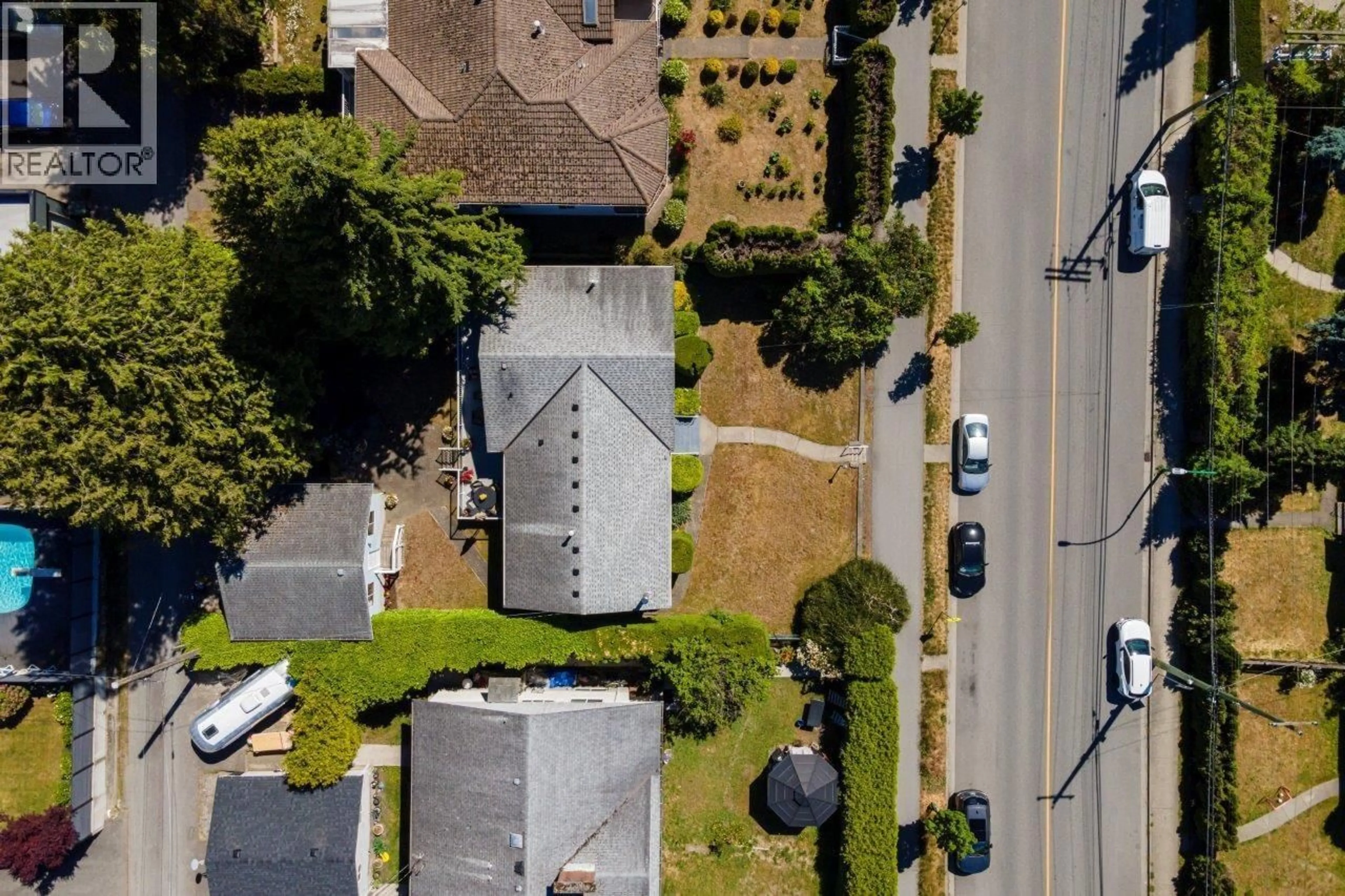 A pic from outside/outdoor area/front of a property/back of a property/a pic from drone, street for 4085 RUMBLE STREET, Burnaby British Columbia V5J1Z7
