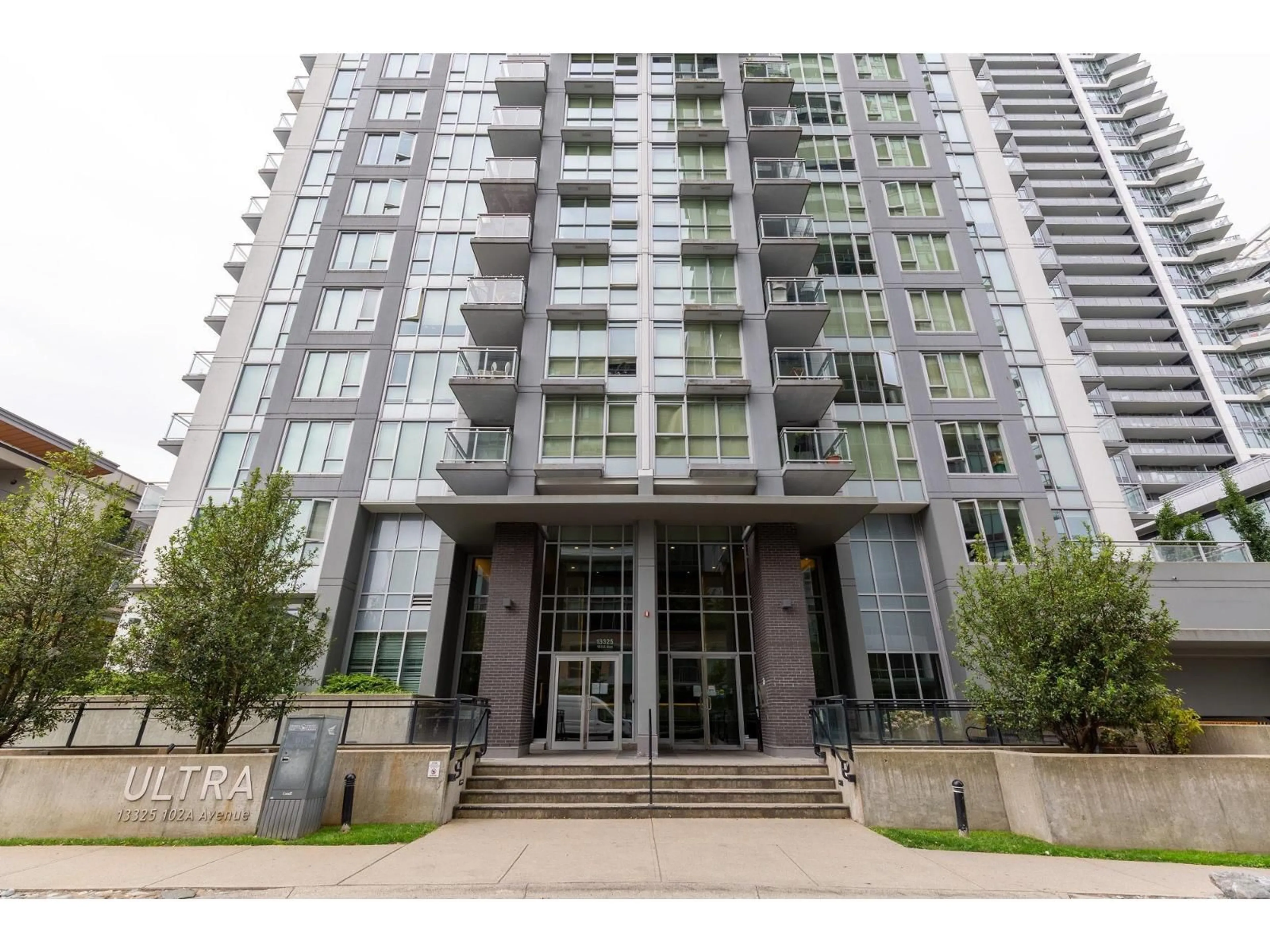 Indoor foyer for 908 - 13325 102A AVENUE, Surrey British Columbia V3T0J5