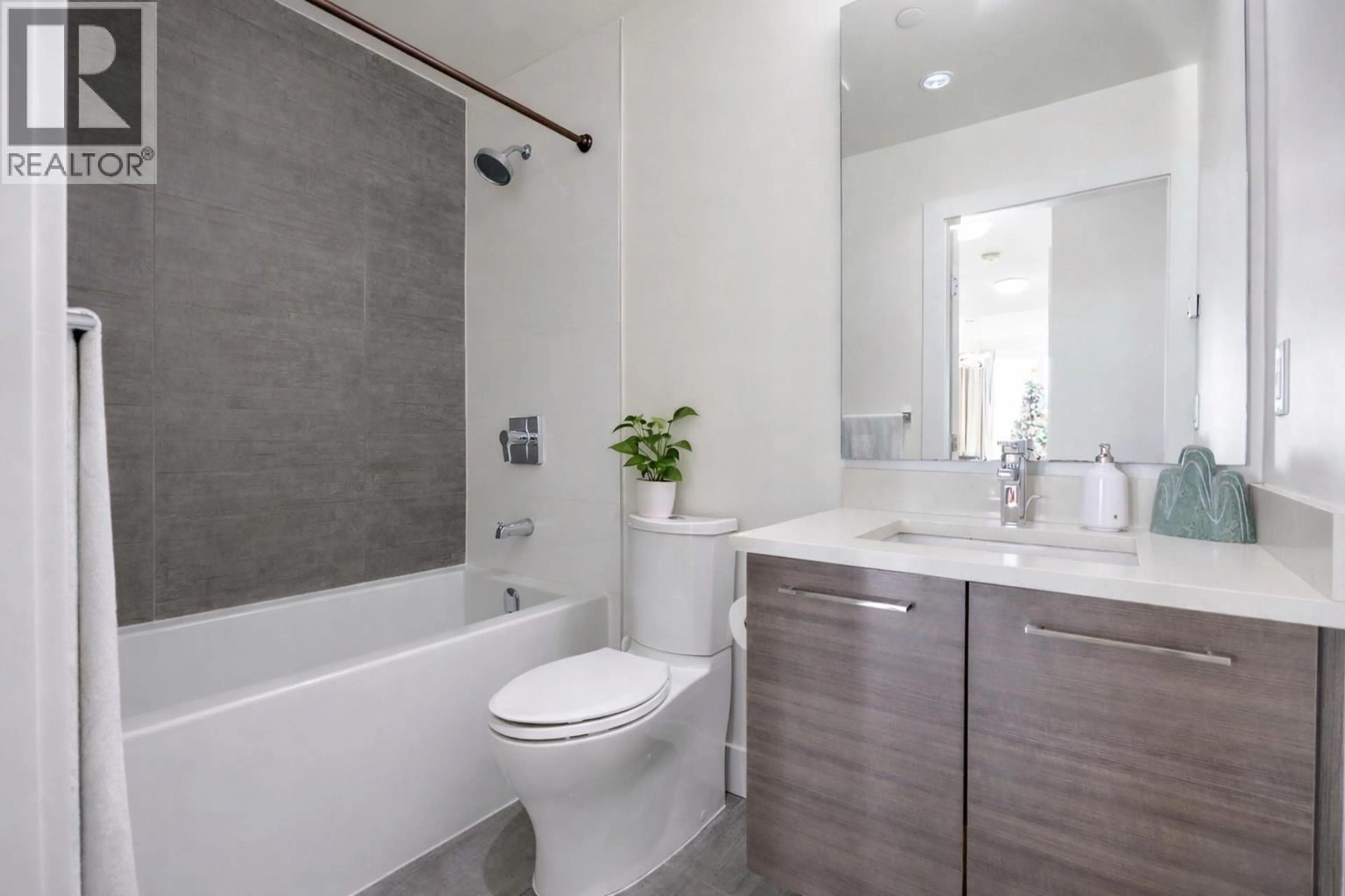 Standard bathroom, ceramic/tile floor for 305 - 8580 RIVER DISTRICT CROSSING, Vancouver British Columbia V5S0B9