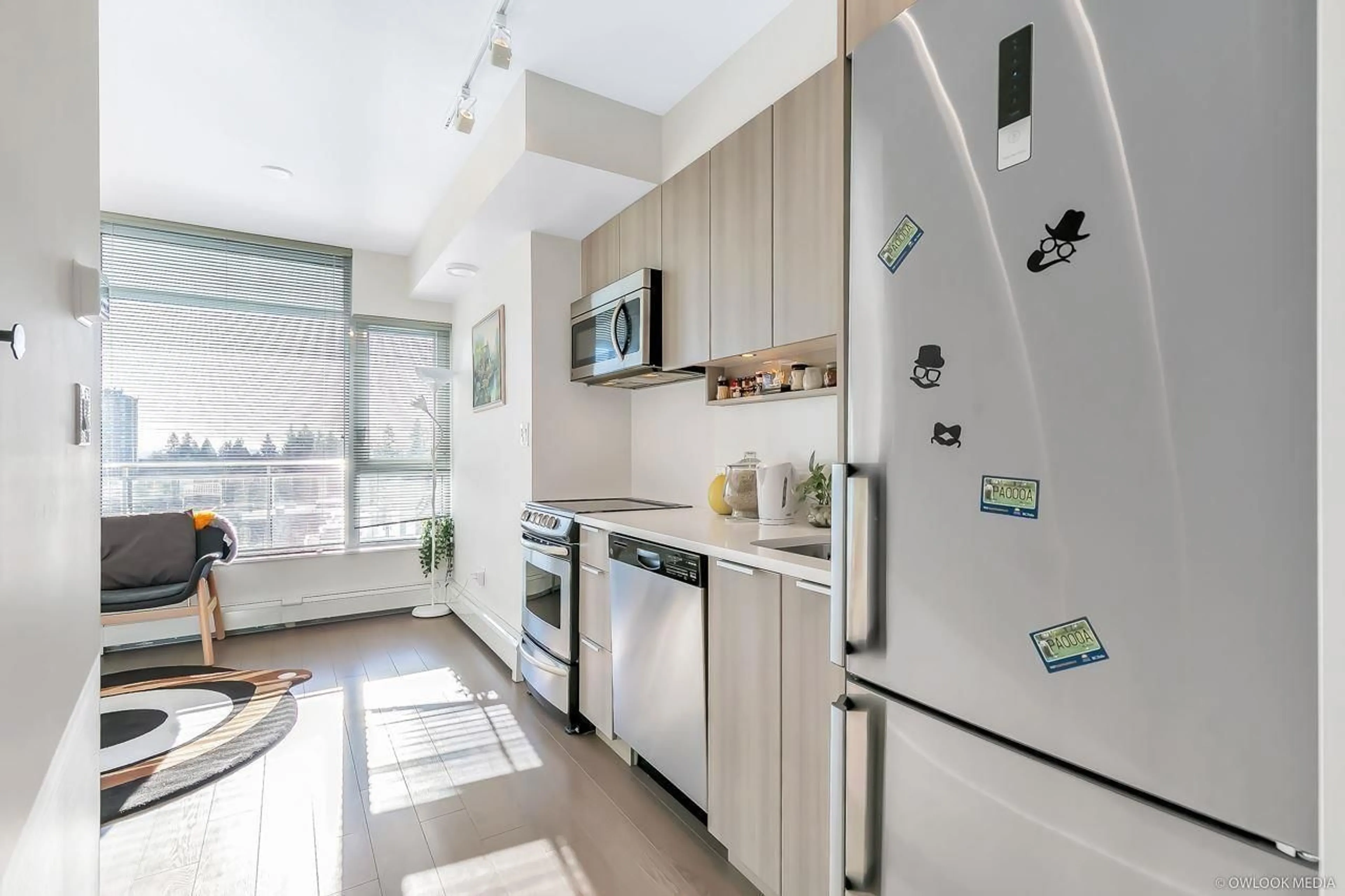 Kitchen with laundary machines, ceramic/tile floor for 407 - 13308 CENTRAL AVENUE, Surrey British Columbia V3T0M4