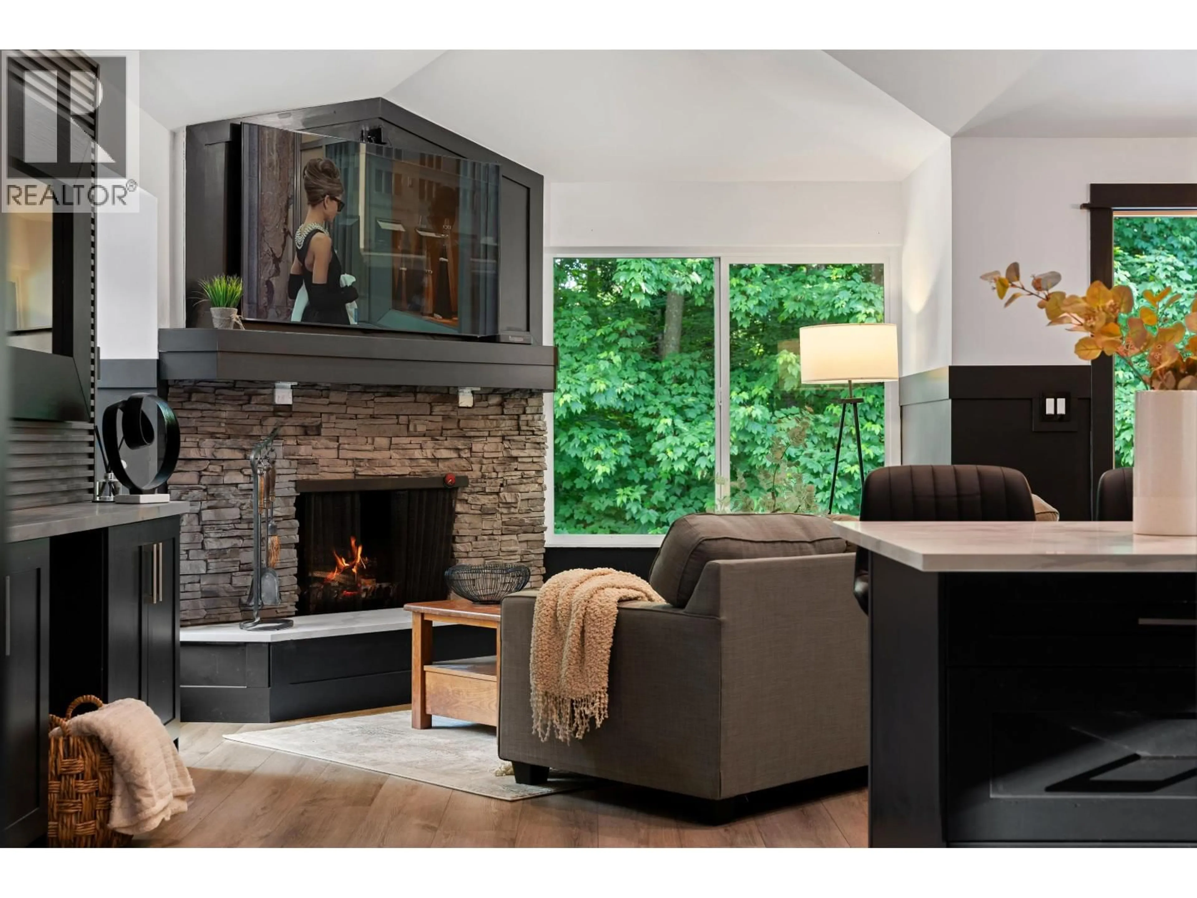 Living room with furniture, wood/laminate floor for 1430 DRAYCOTT ROAD, North Vancouver British Columbia V7J1W2