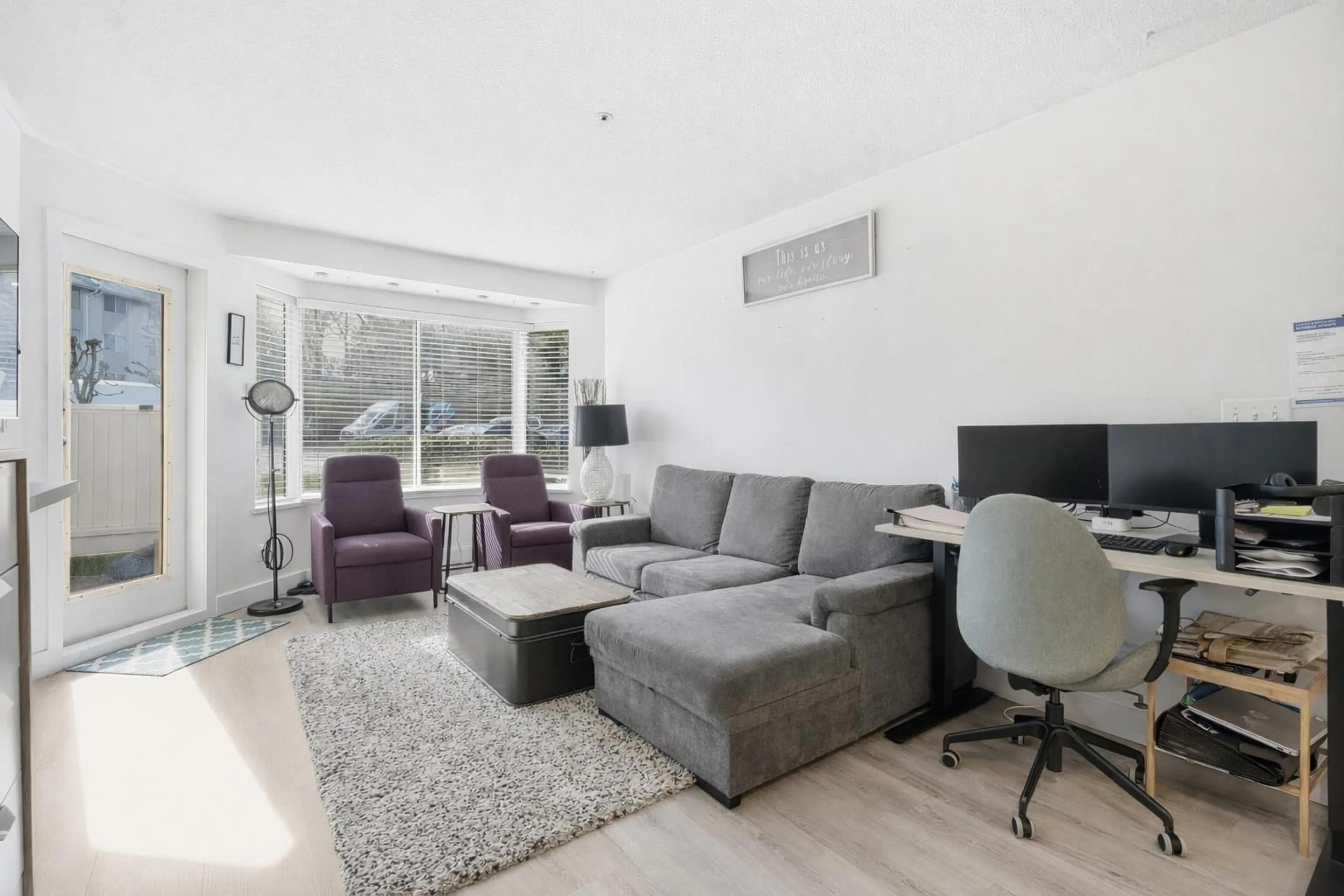 Living room with furniture, unknown for 131 - 33173 OLD YALE ROAD, Abbotsford British Columbia V2S2J4
