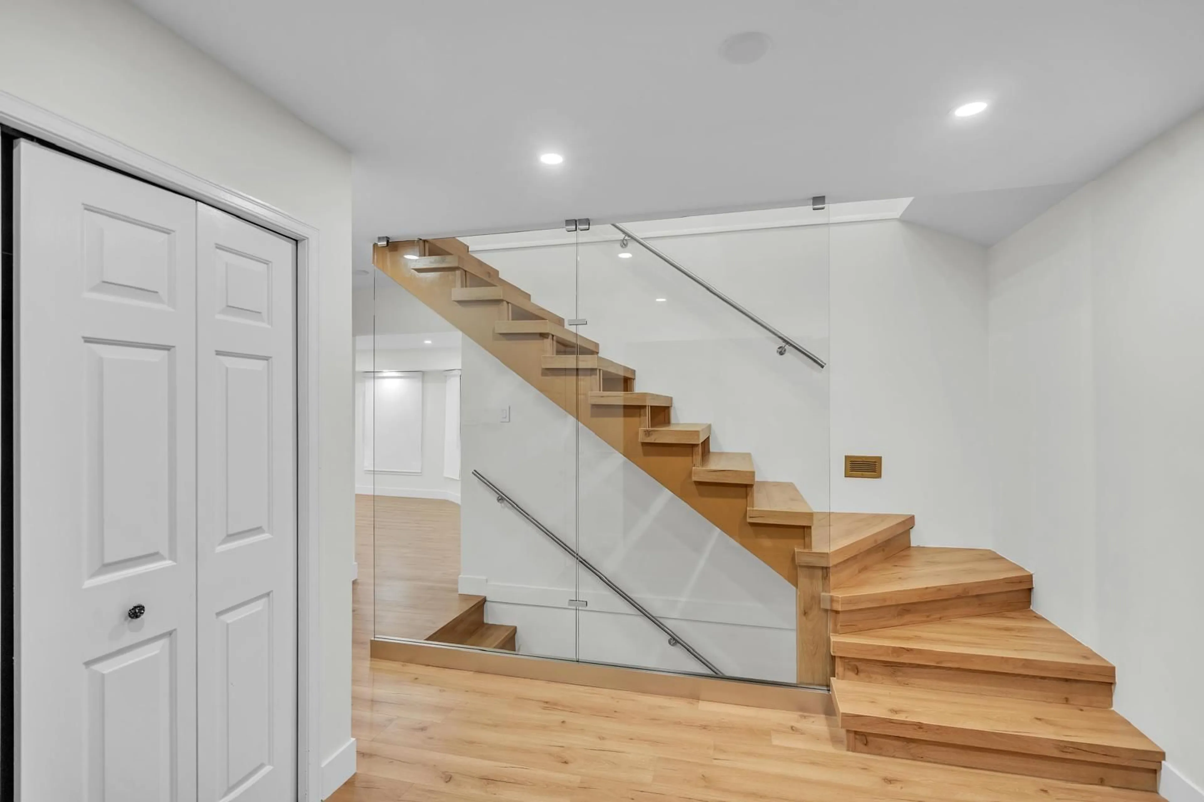 Stairs for 35070 MARSHALL ROAD, Abbotsford British Columbia V3G2B8