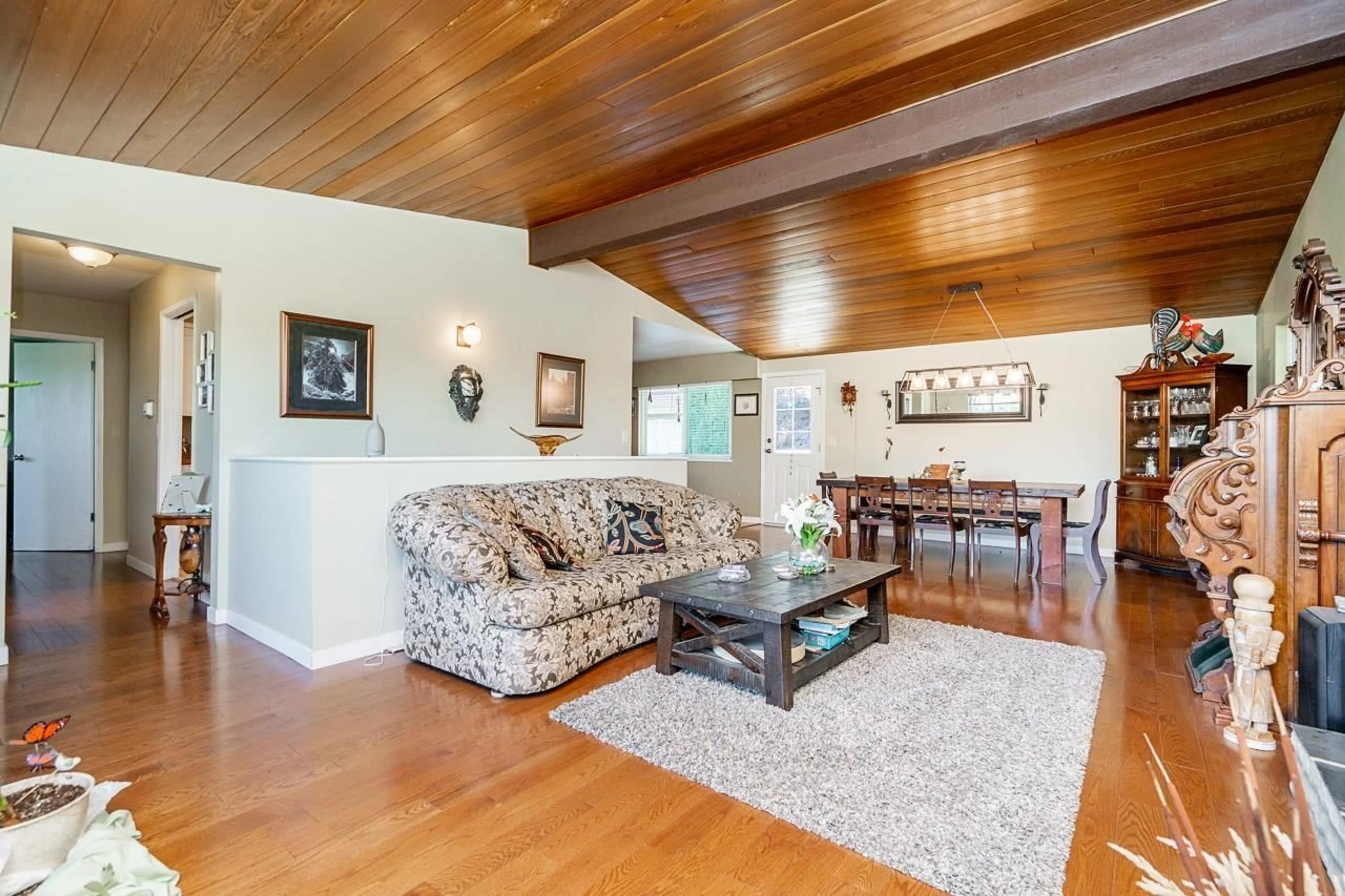 Living room with furniture, wood/laminate floor for 8937 WATSON DRIVE, Delta British Columbia V3X2B7