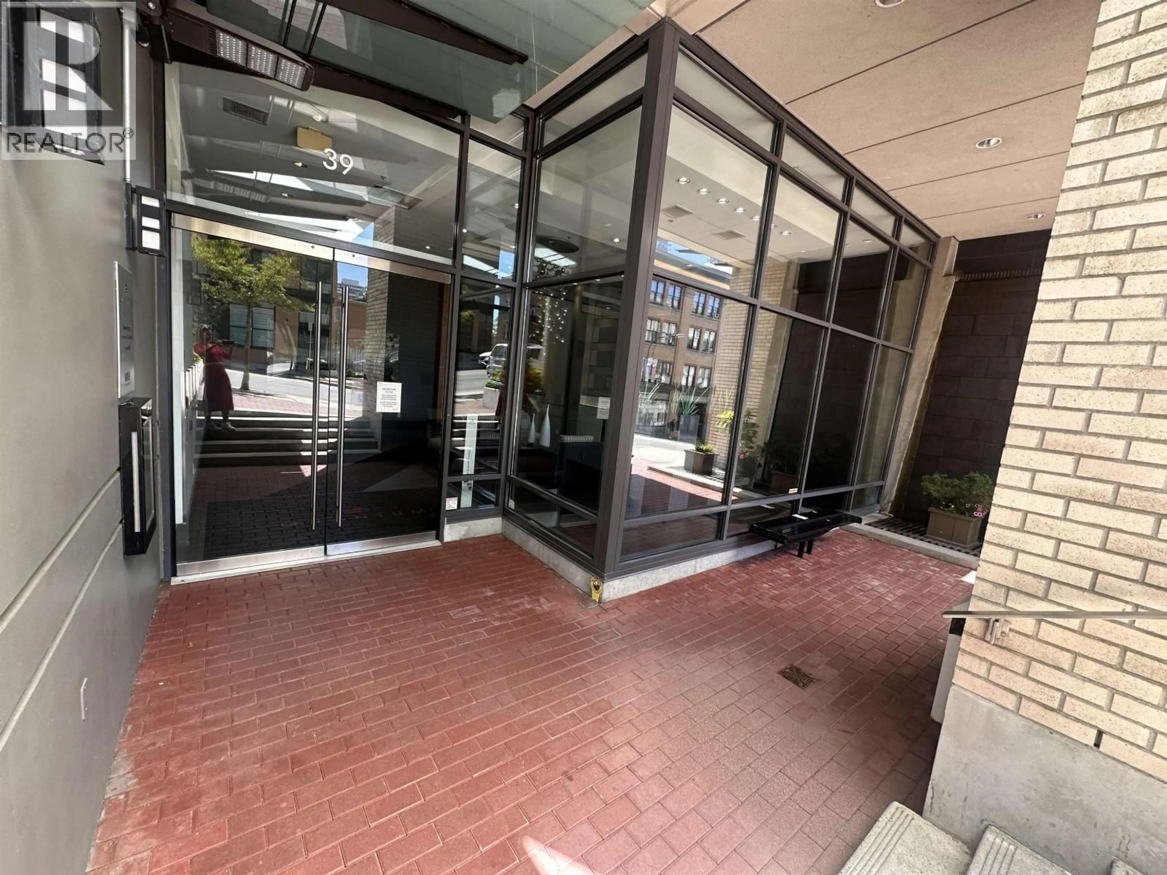 Indoor foyer for 601 - 39 SIXTH STREET, New Westminster British Columbia V3L0B3