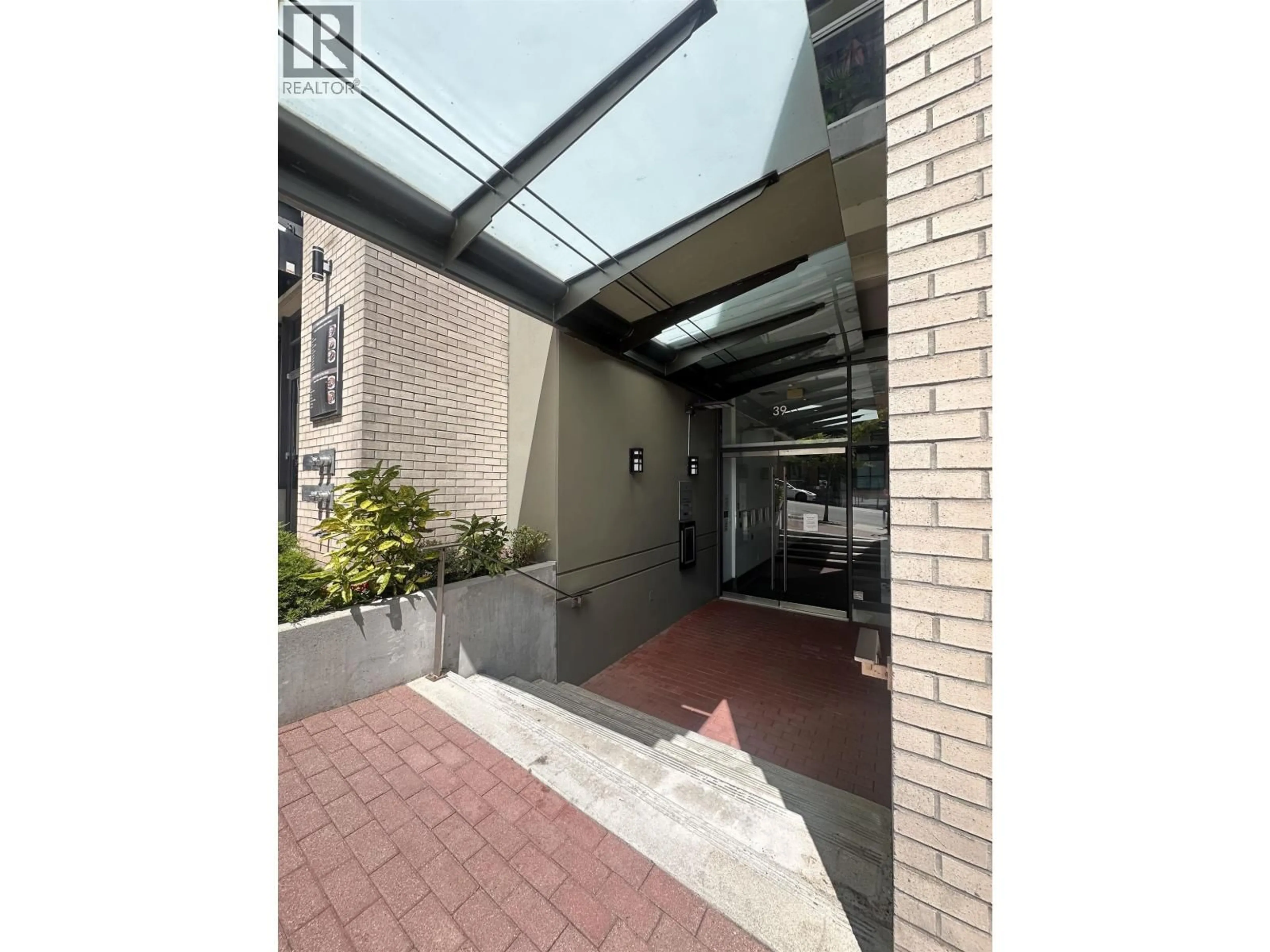 Indoor foyer for 601 - 39 SIXTH STREET, New Westminster British Columbia V3L0B3