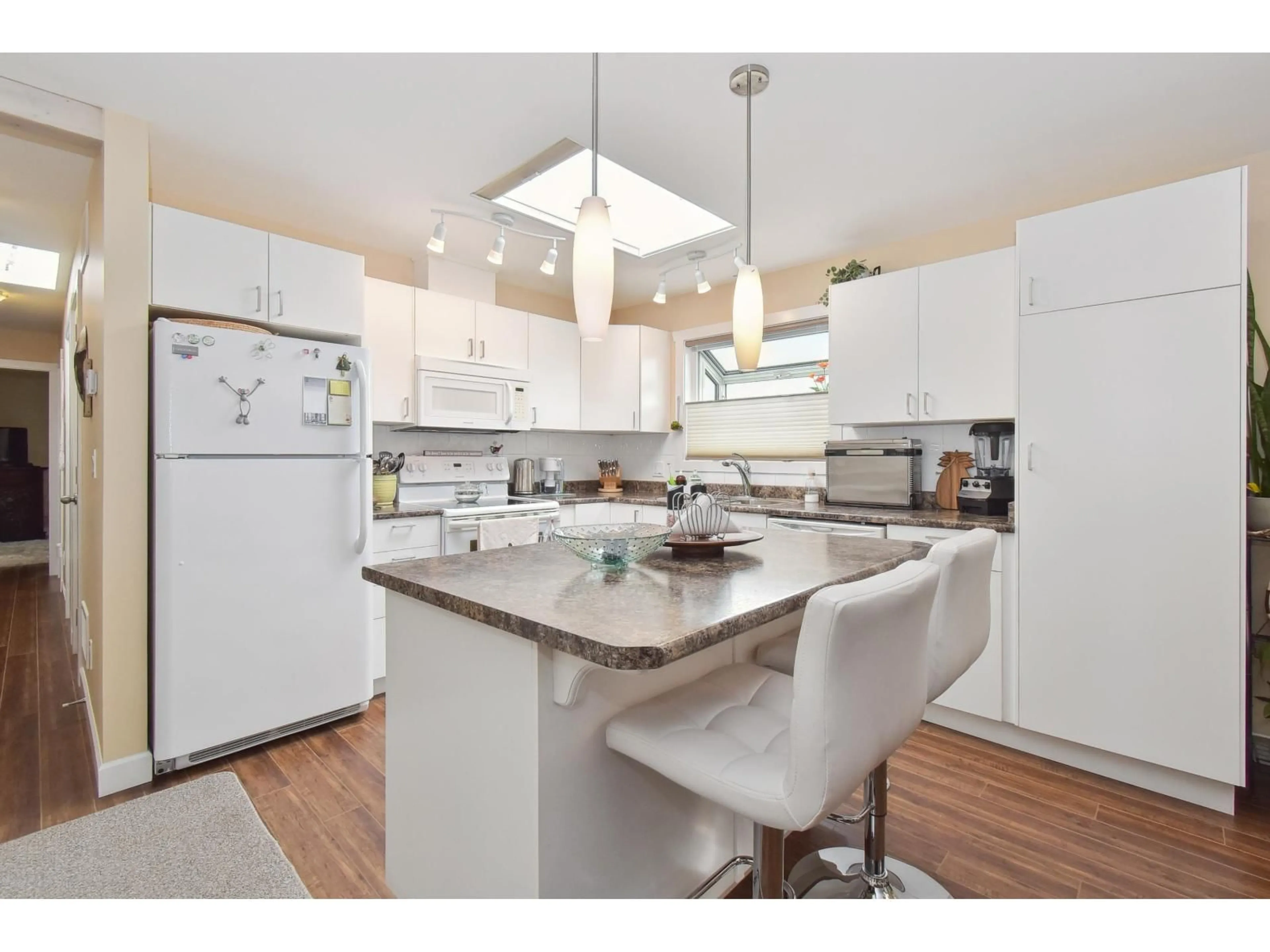 Open concept kitchen, wood/laminate floor for 47 - 15875 20TH AVENUE, Surrey British Columbia V4A2B1