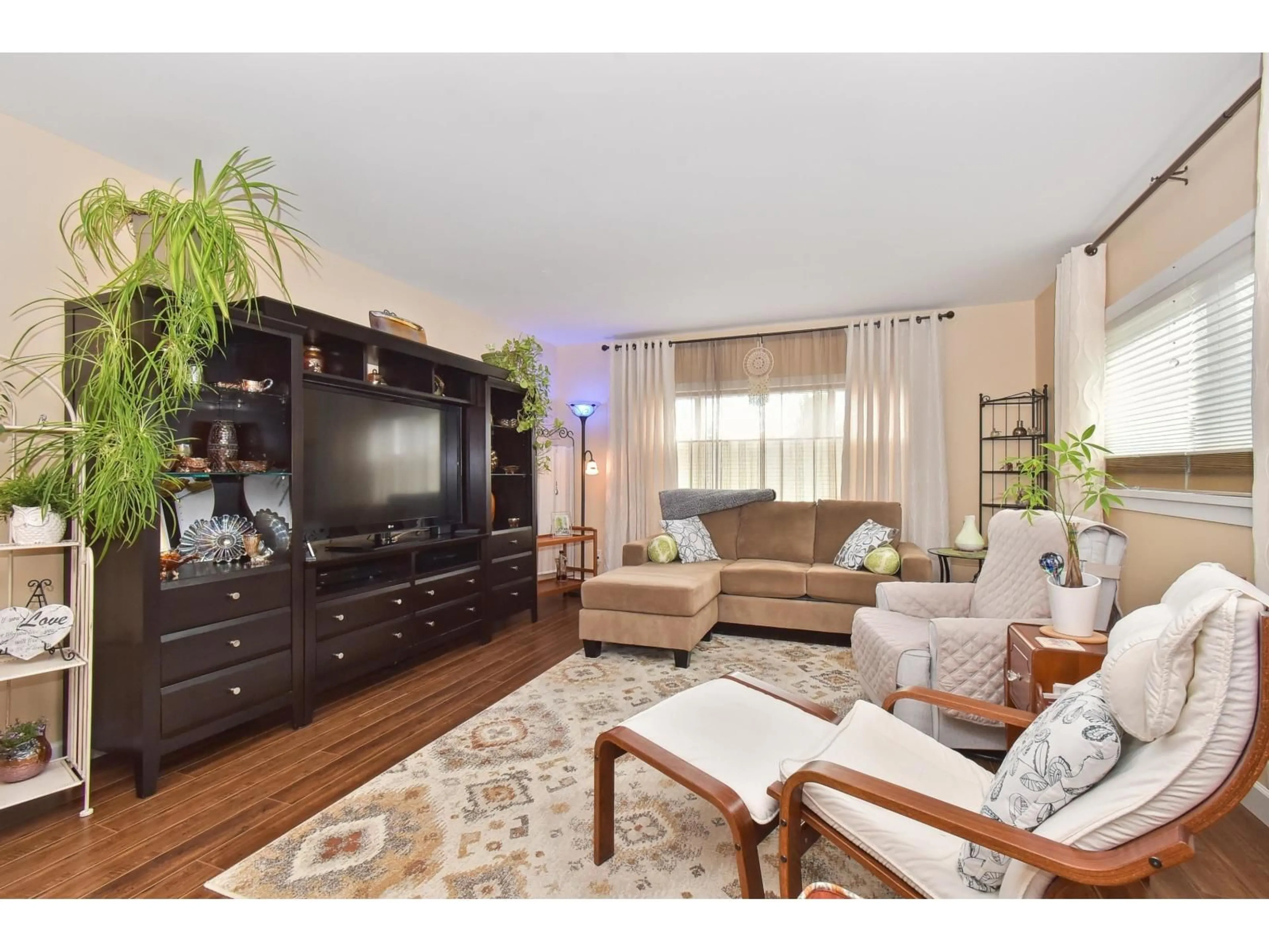 Living room with furniture, wood/laminate floor for 47 - 15875 20TH AVENUE, Surrey British Columbia V4A2B1