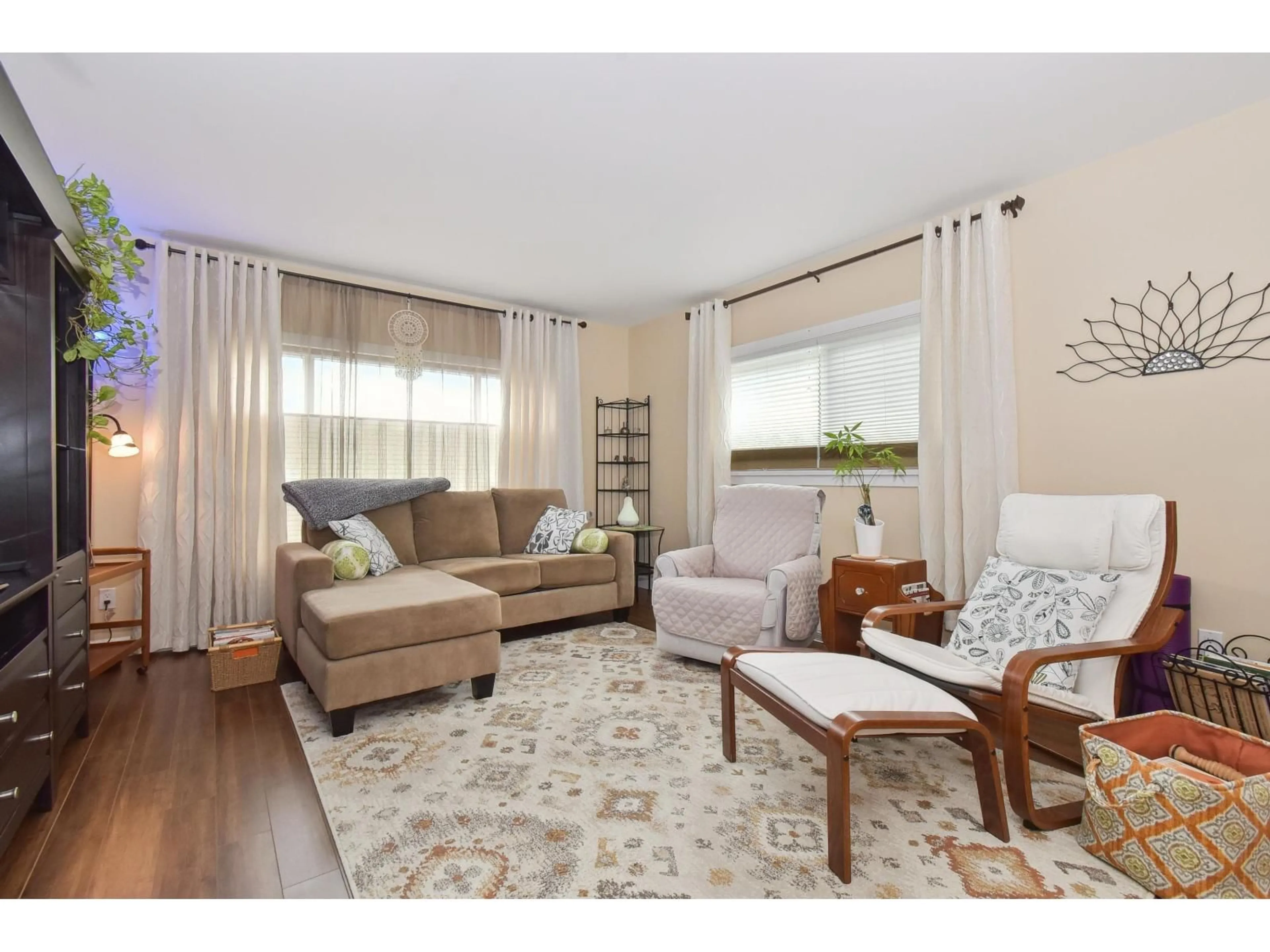 Living room with furniture, wood/laminate floor for 47 - 15875 20TH AVENUE, Surrey British Columbia V4A2B1