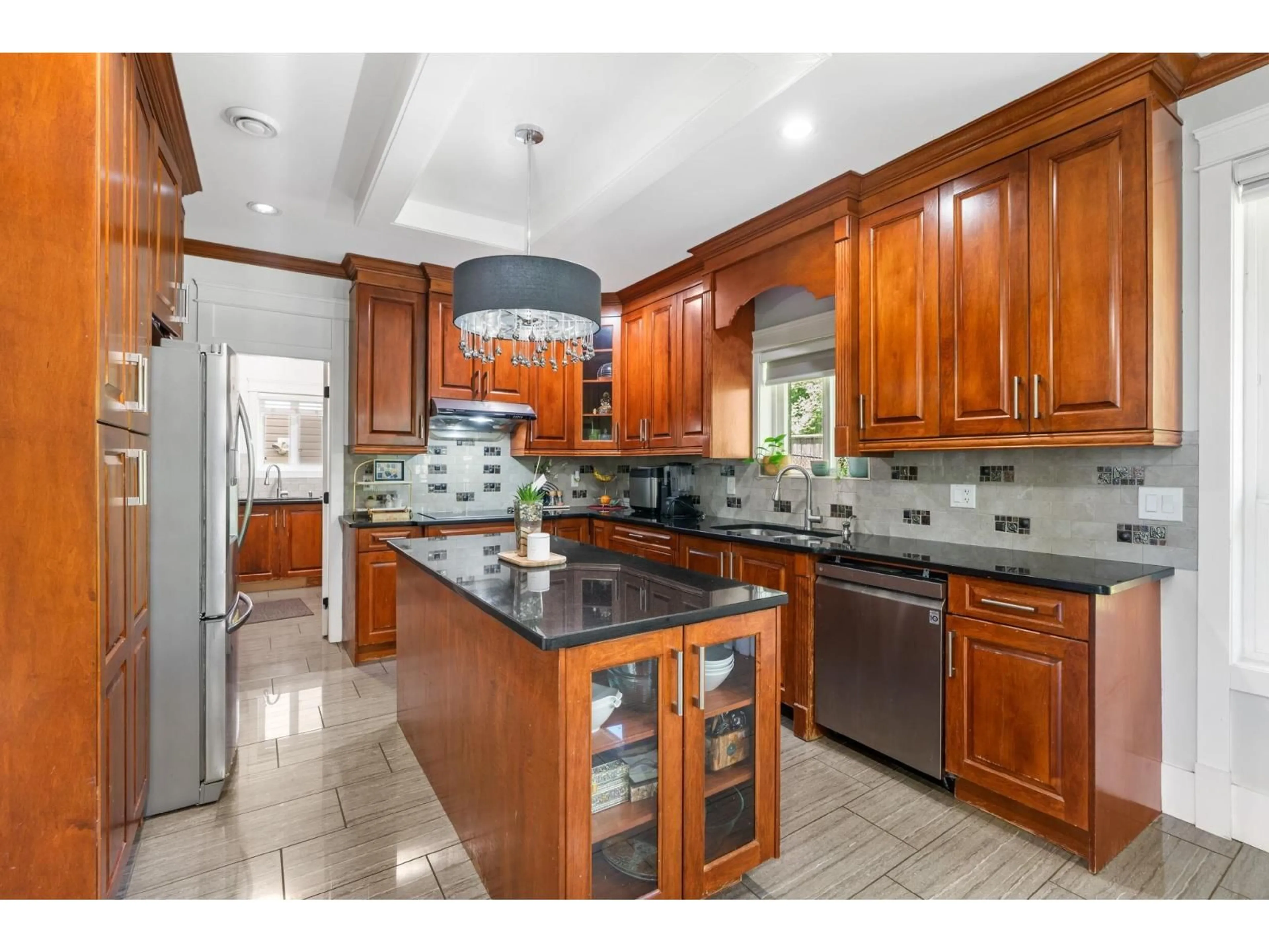 Open concept kitchen, ceramic/tile floor for 6287 148A STREET, Surrey British Columbia V3W2W9