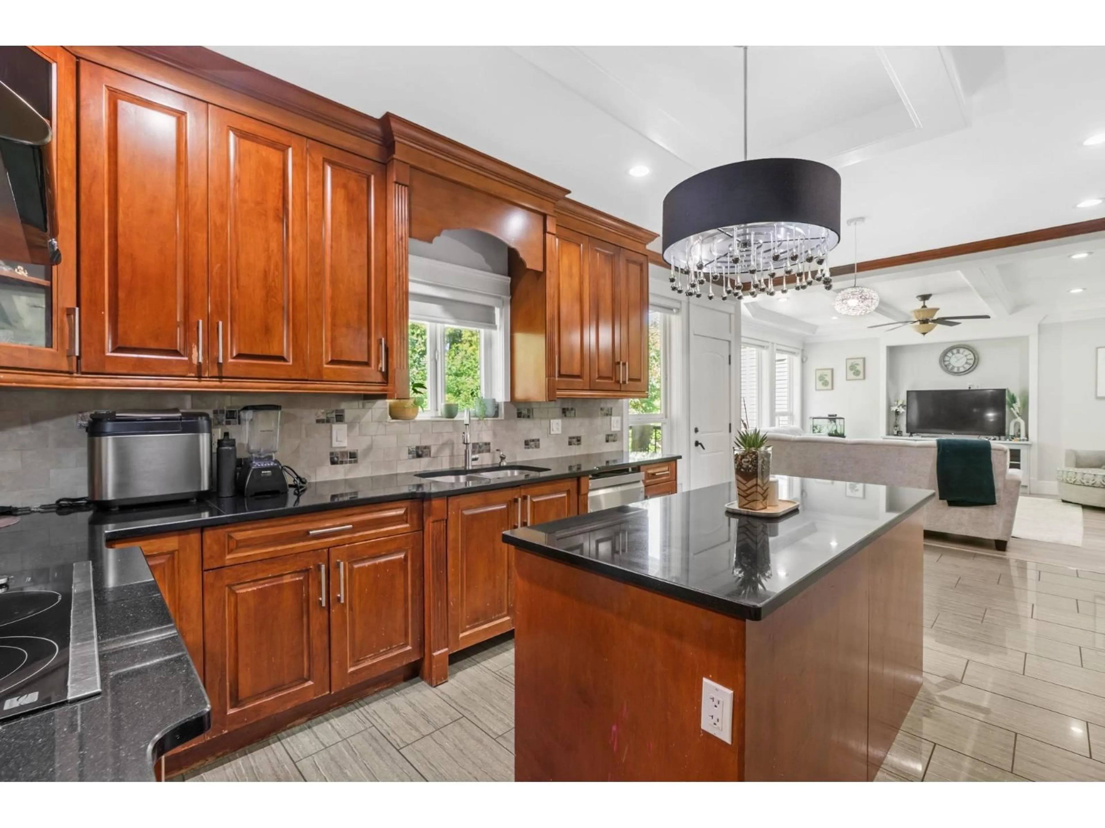 Open concept kitchen, ceramic/tile floor for 6287 148A STREET, Surrey British Columbia V3W2W9