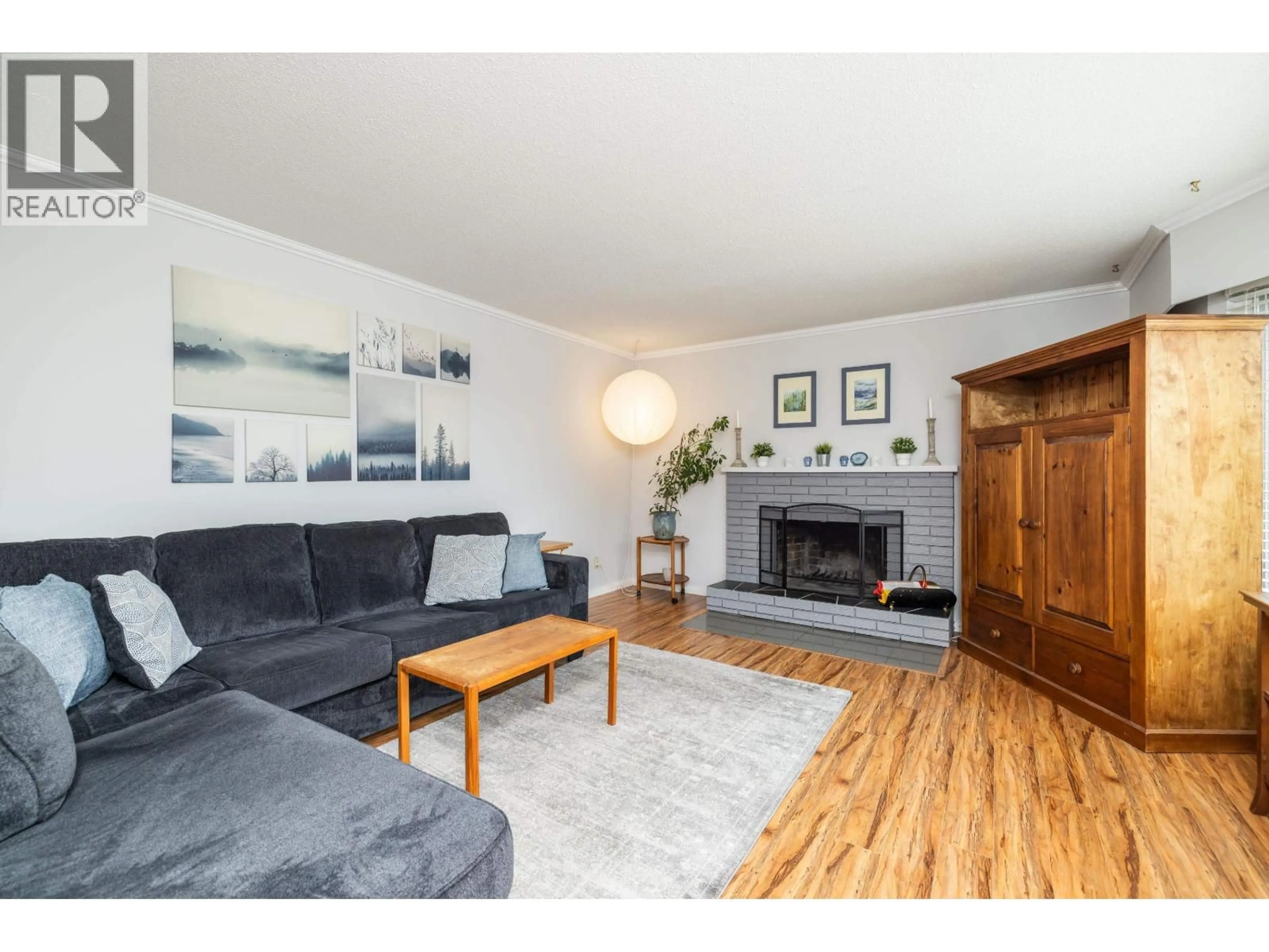 Living room with furniture, wood/laminate floor for 5567 44 AVENUE, Delta British Columbia V4K1C9