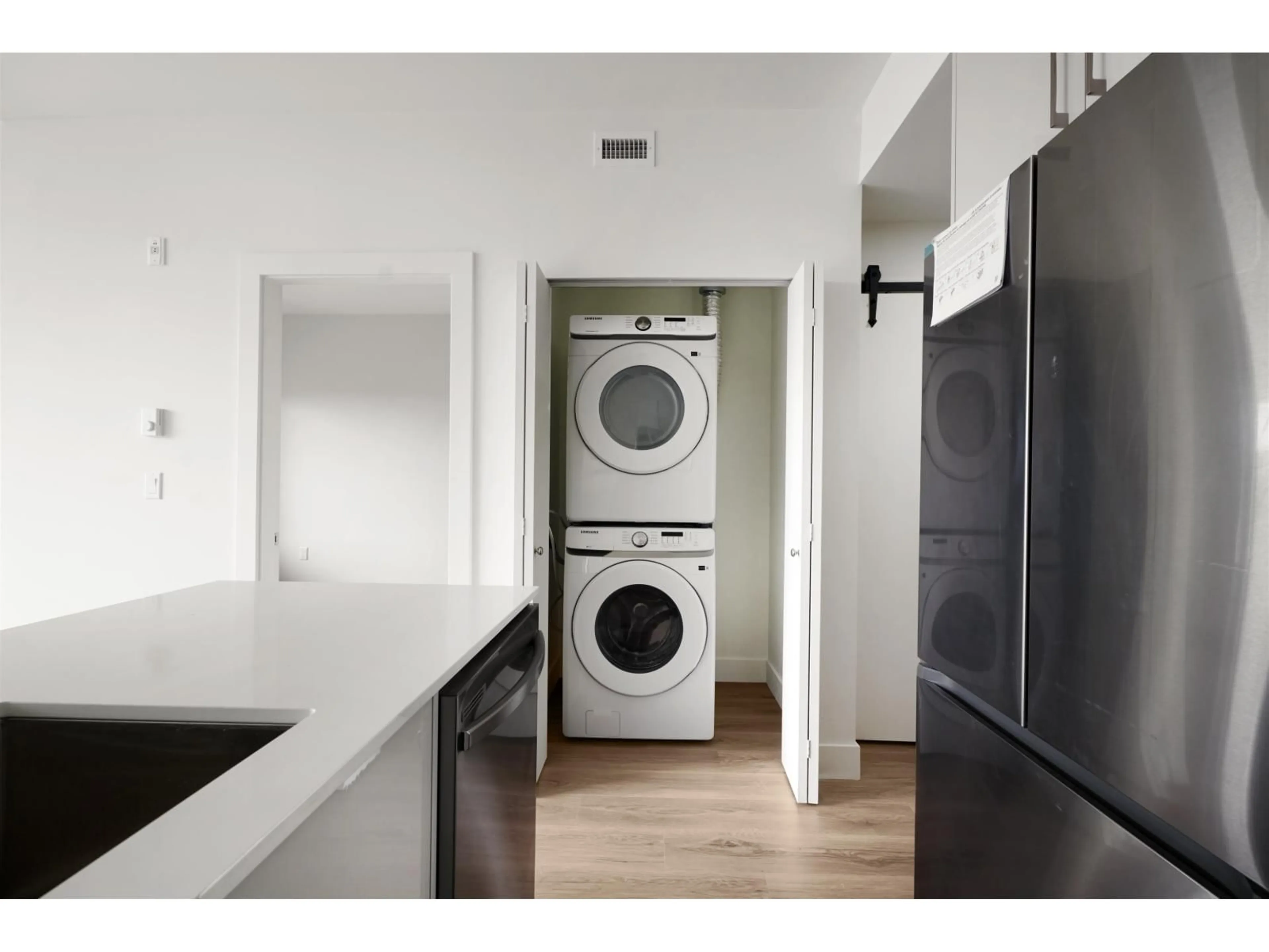 Kitchen with laundary machines, unknown for 609 - 15739 FRASER HIGHWAY, Surrey British Columbia V4N6V4
