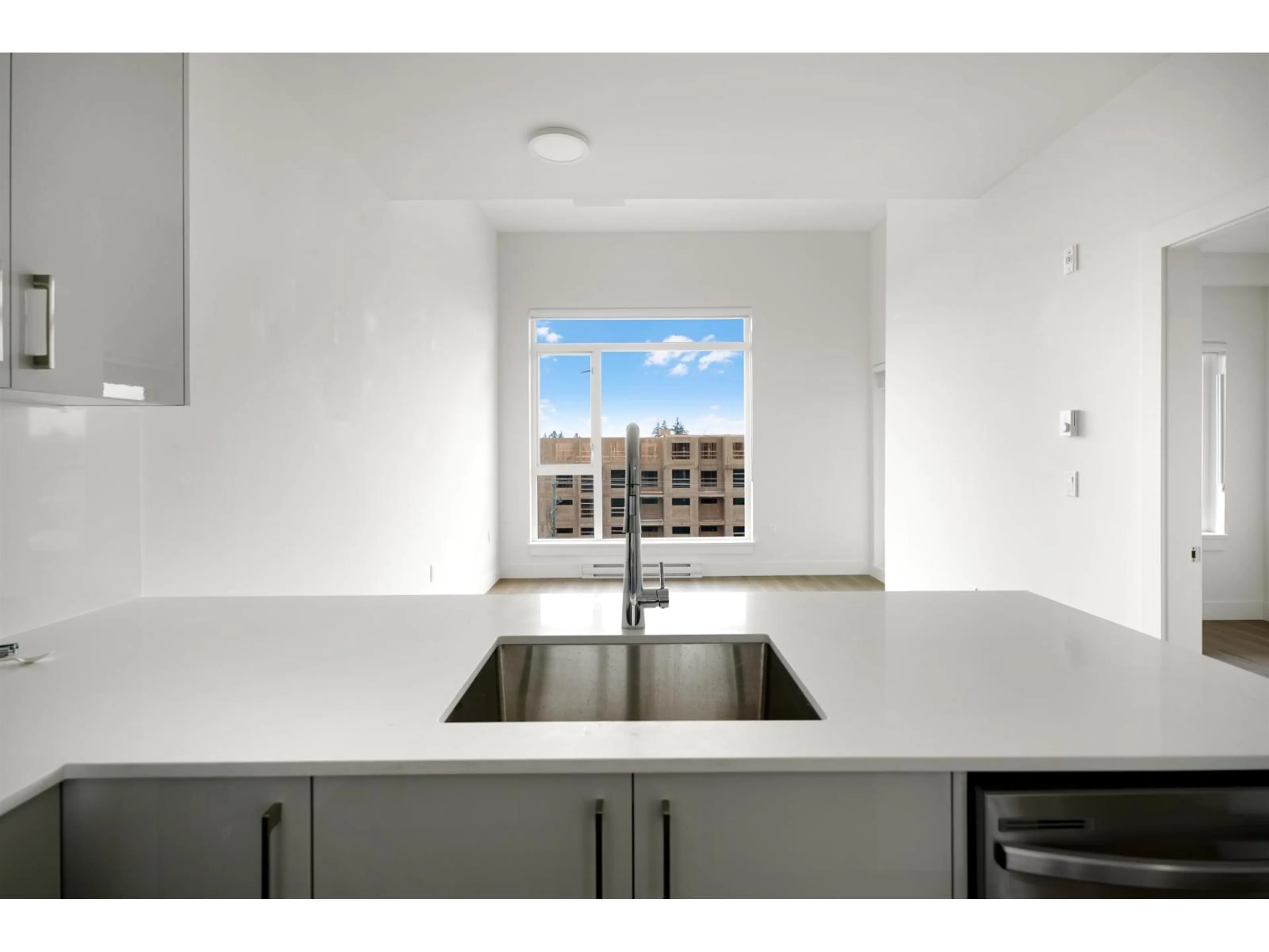 Standard kitchen, unknown for 609 - 15739 FRASER HIGHWAY, Surrey British Columbia V4N6V4