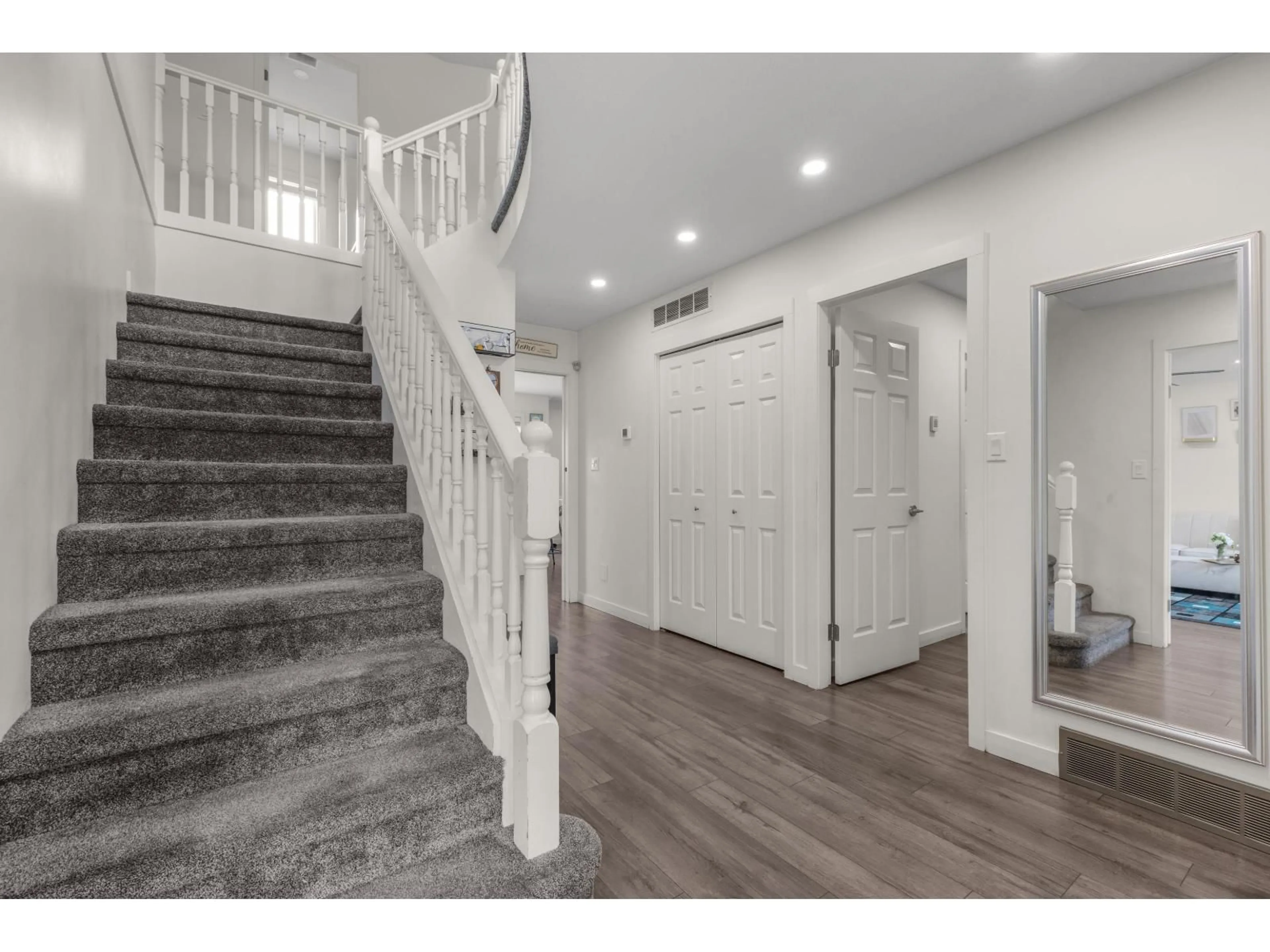 Indoor entryway for 35834 EAGLECREST DRIVE, Abbotsford British Columbia V3G1E8