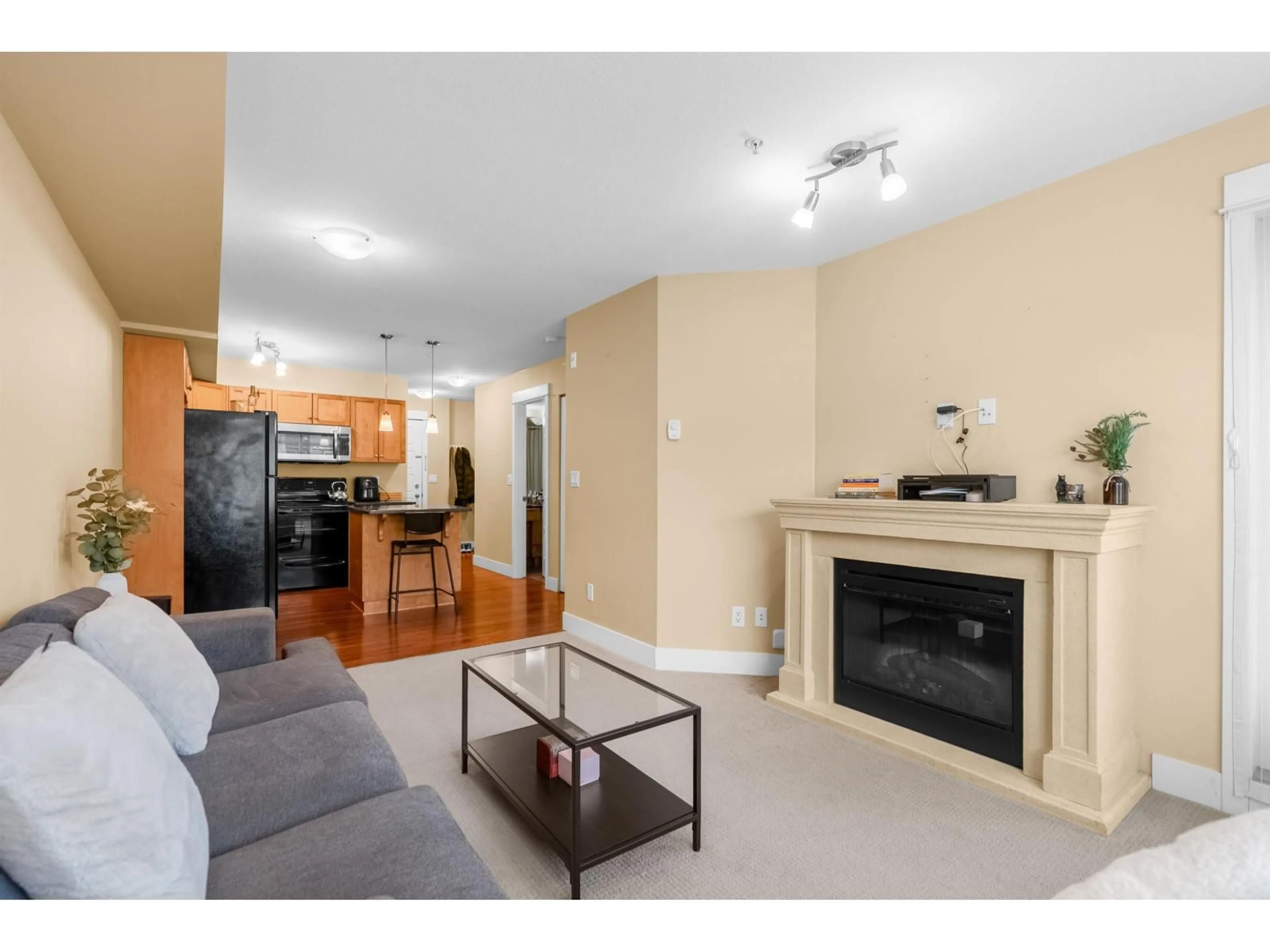 Living room with furniture, unknown for 302 - 30525 CARDINAL AVENUE, Abbotsford British Columbia V2T0A8