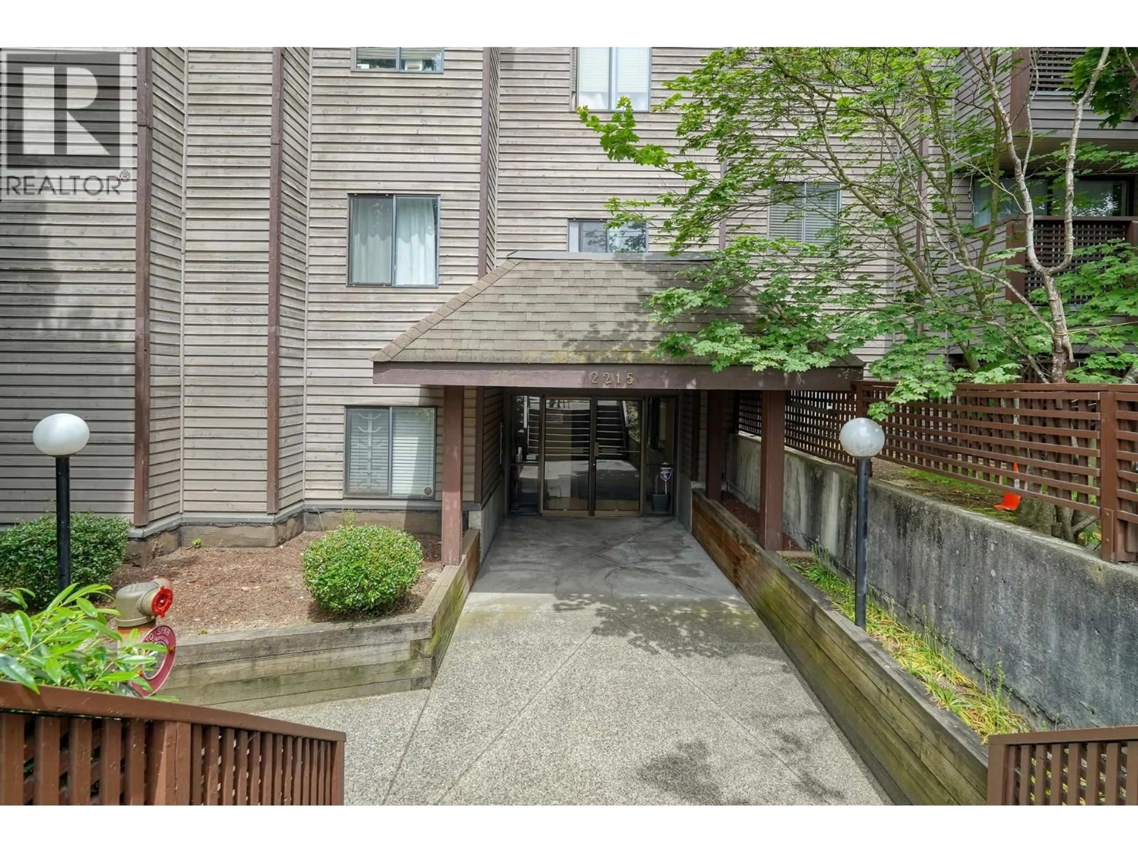 Unknown for 2215 DUNDAS STREET, Vancouver British Columbia V5L1J9