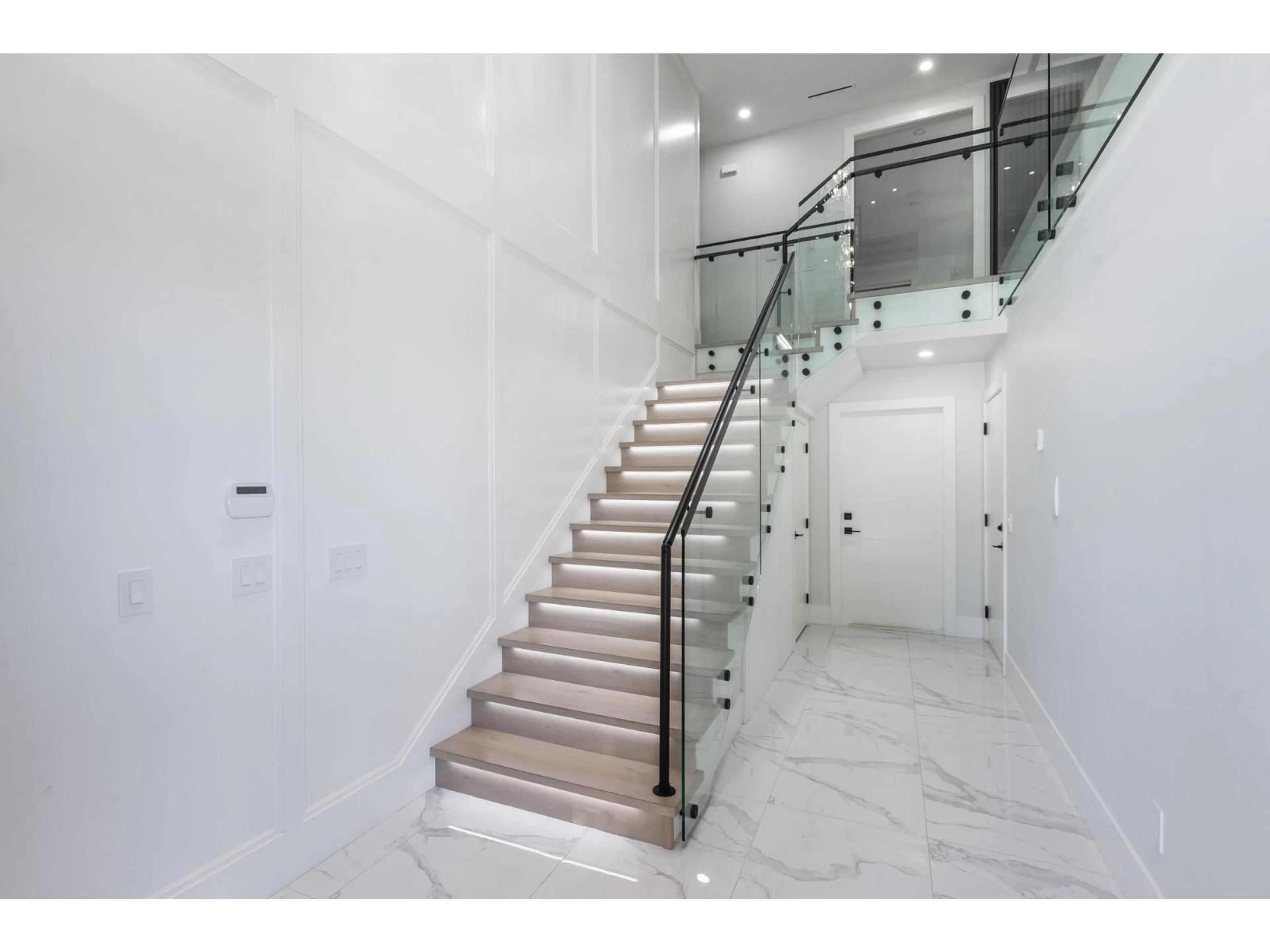 Stairs for 2170 OAKRIDGE CRESCENT, Abbotsford British Columbia V2T6A8