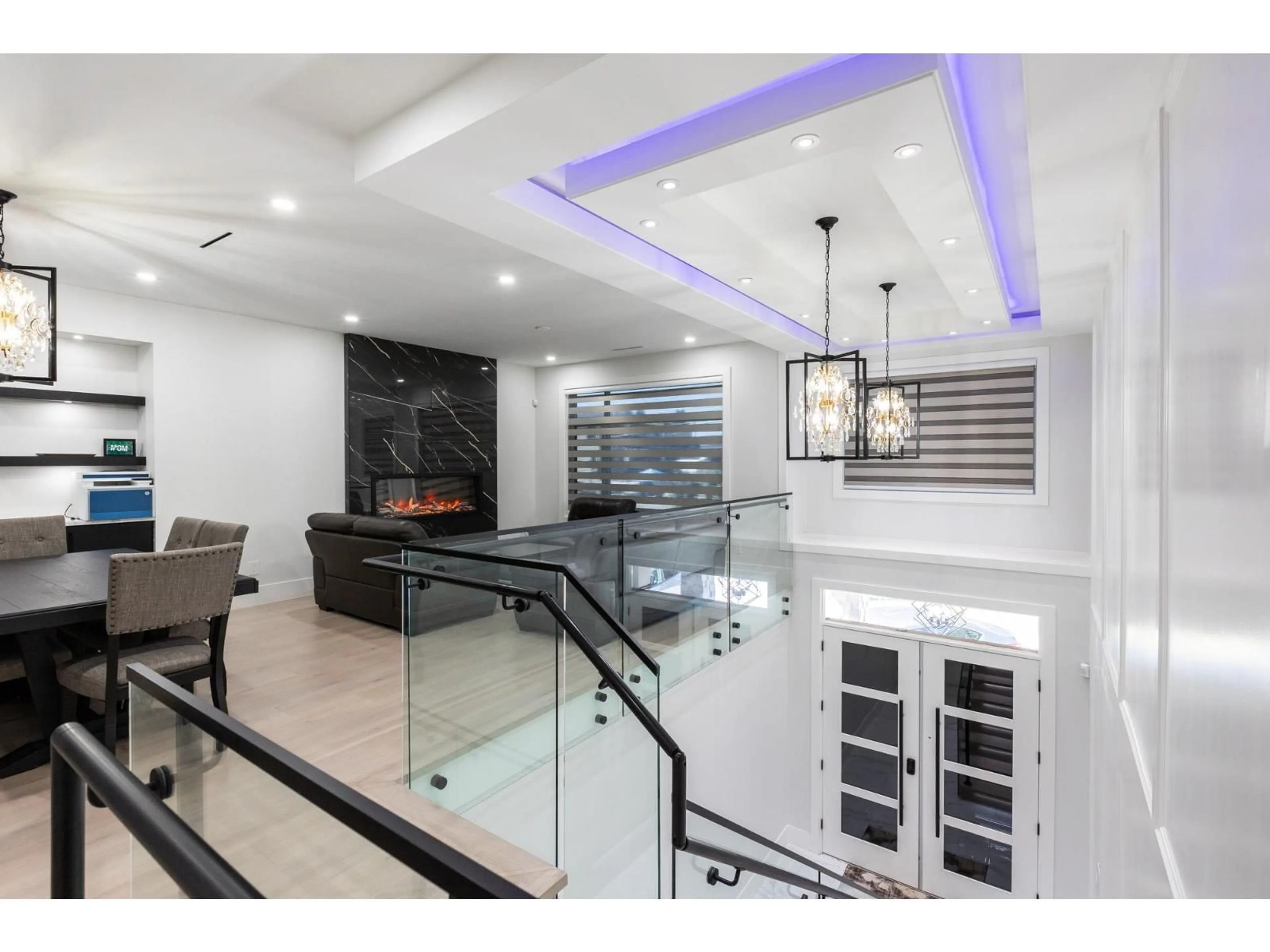 Indoor foyer for 2170 OAKRIDGE CRESCENT, Abbotsford British Columbia V2T6A8
