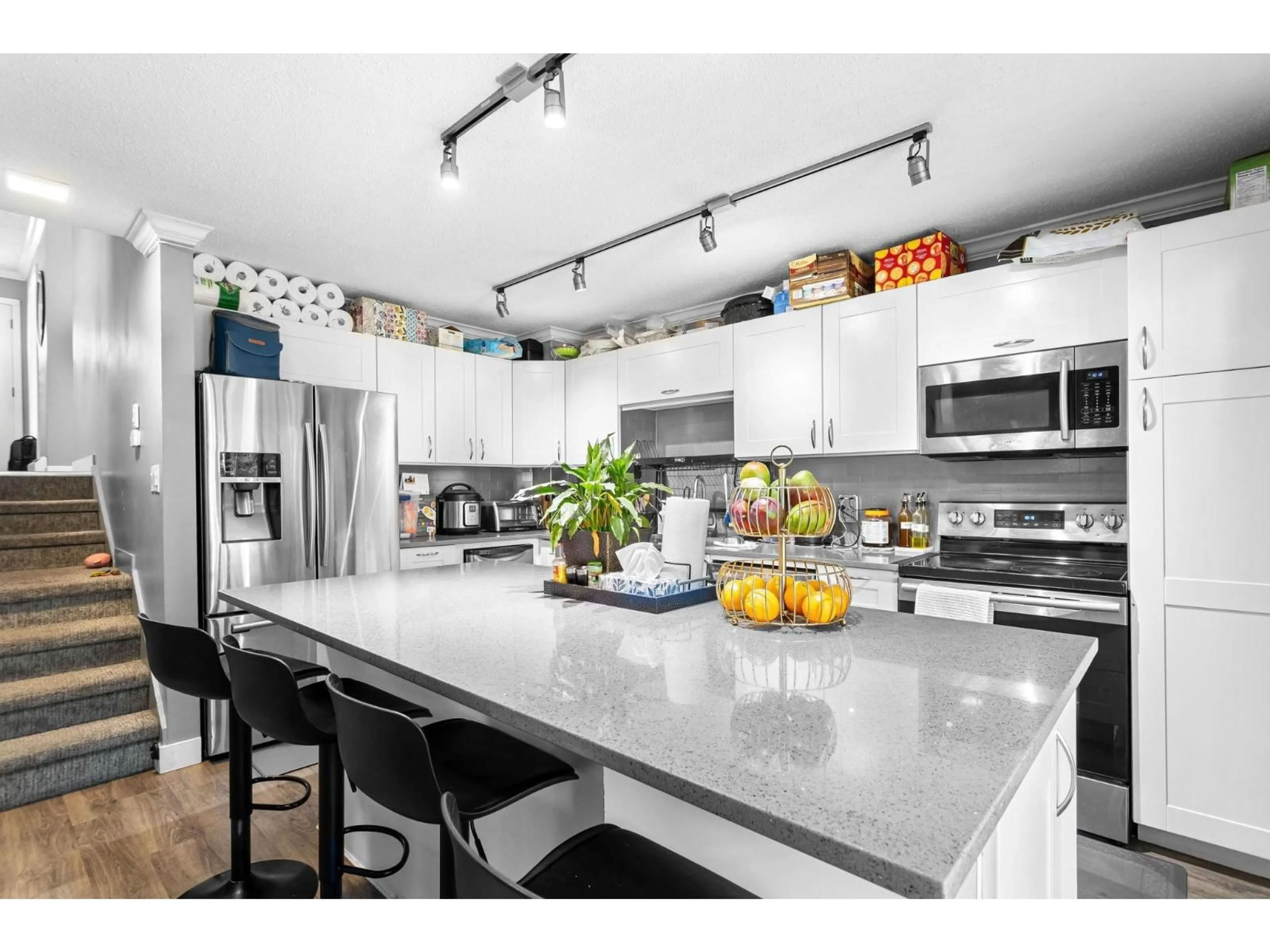 Open concept kitchen, ceramic/tile floor for 29 - 33293 BOURQUIN CRESCENT EAST, Abbotsford British Columbia V2S1Y2