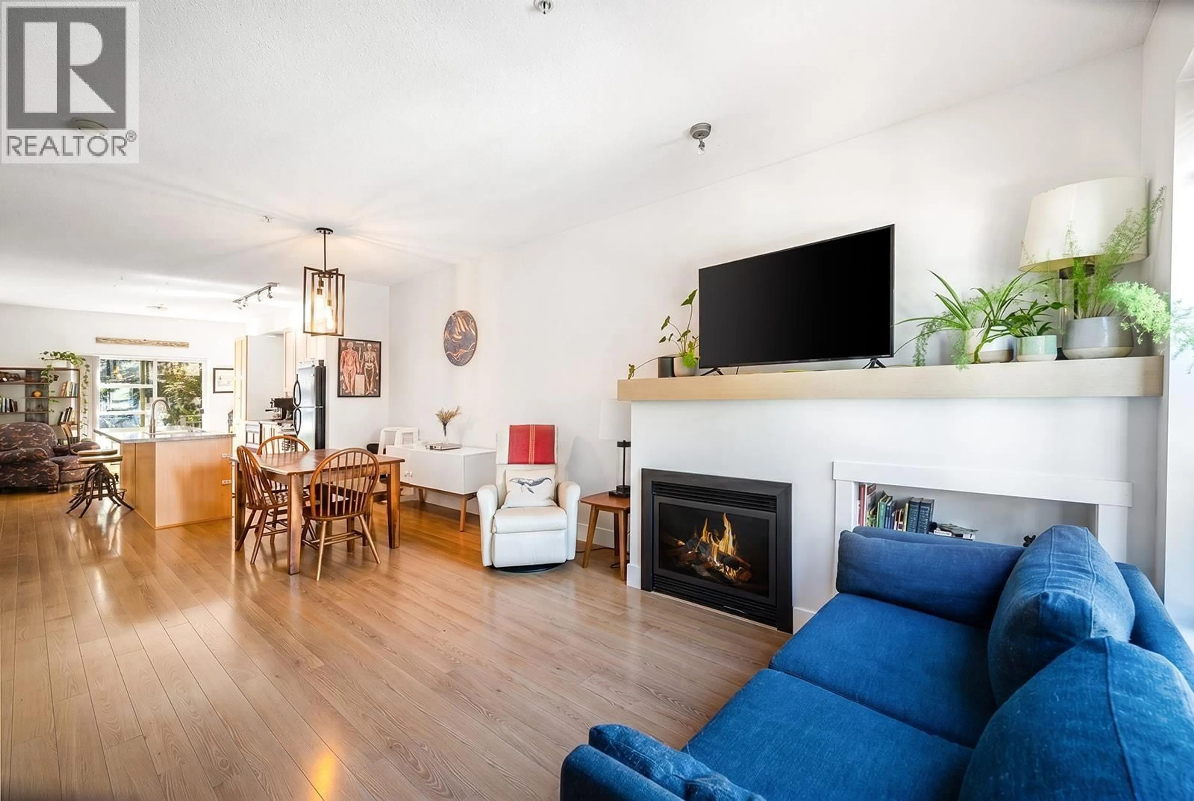 Living room with furniture, wood/laminate floor for 38364 EAGLEWIND BOULEVARD, Squamish British Columbia V8B0R8