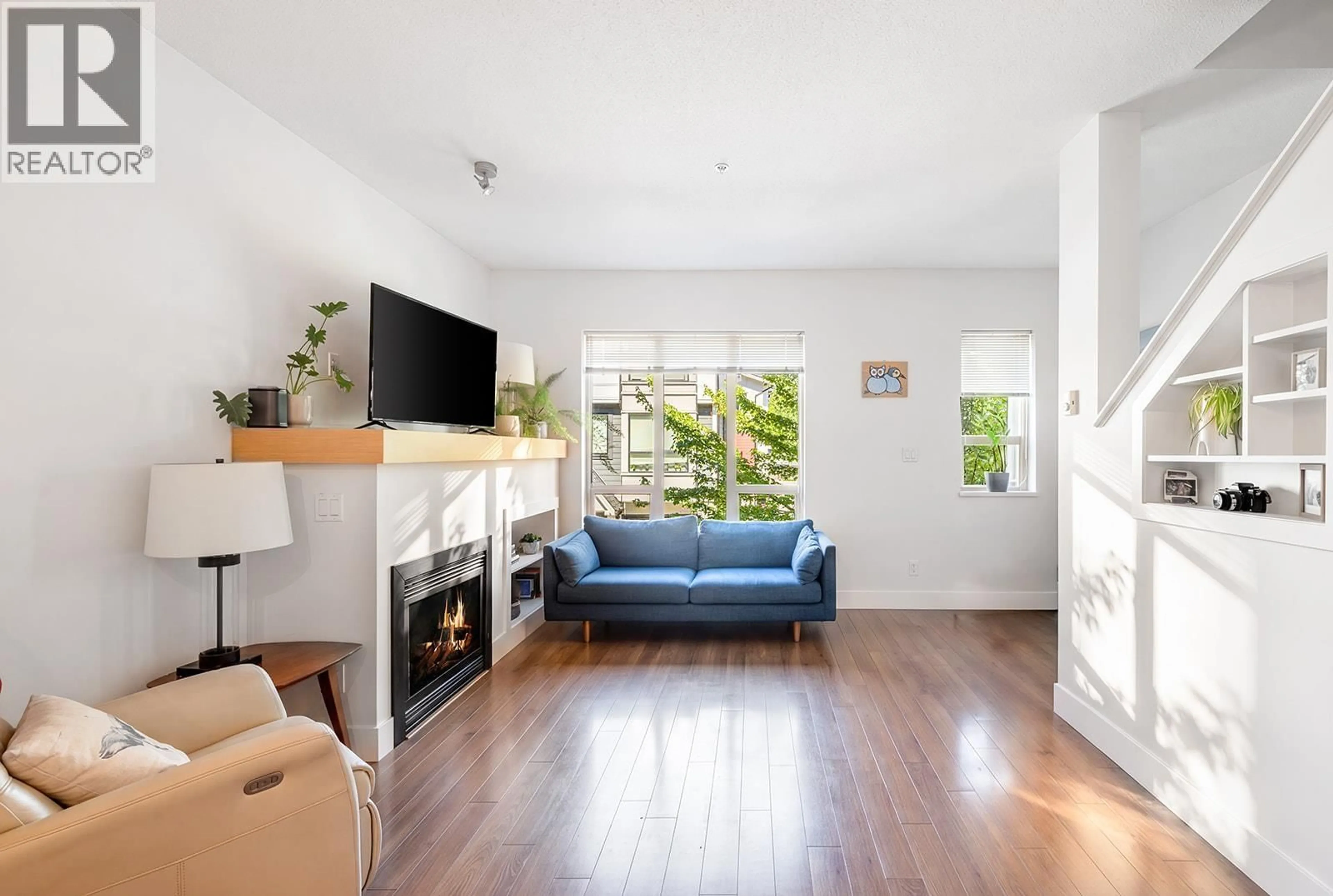 Living room with furniture, wood/laminate floor for 38364 EAGLEWIND BOULEVARD, Squamish British Columbia V8B0R8