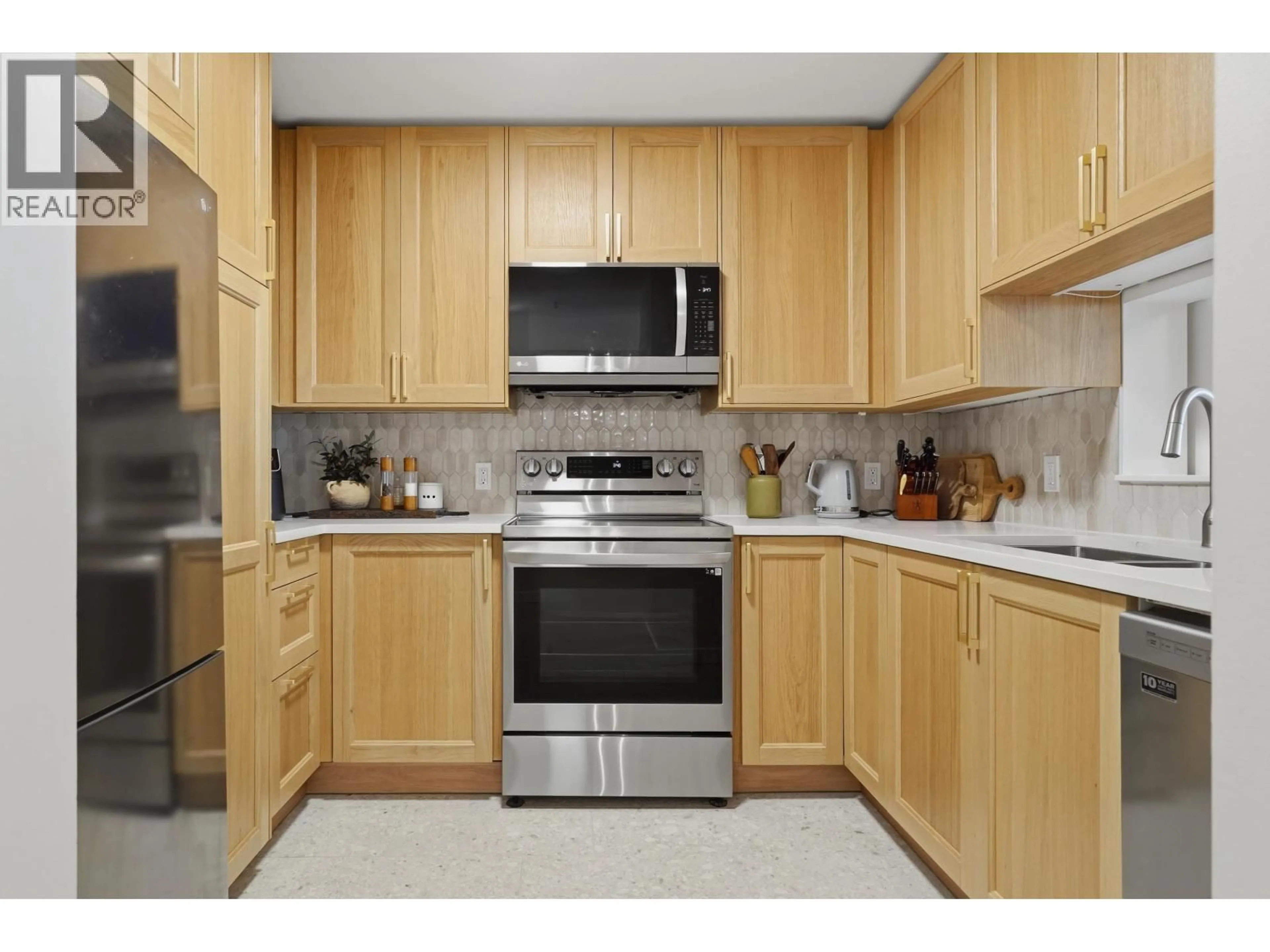 Standard kitchen, unknown for 604 - 221 ELEVENTH STREET, New Westminster British Columbia V3M4C8
