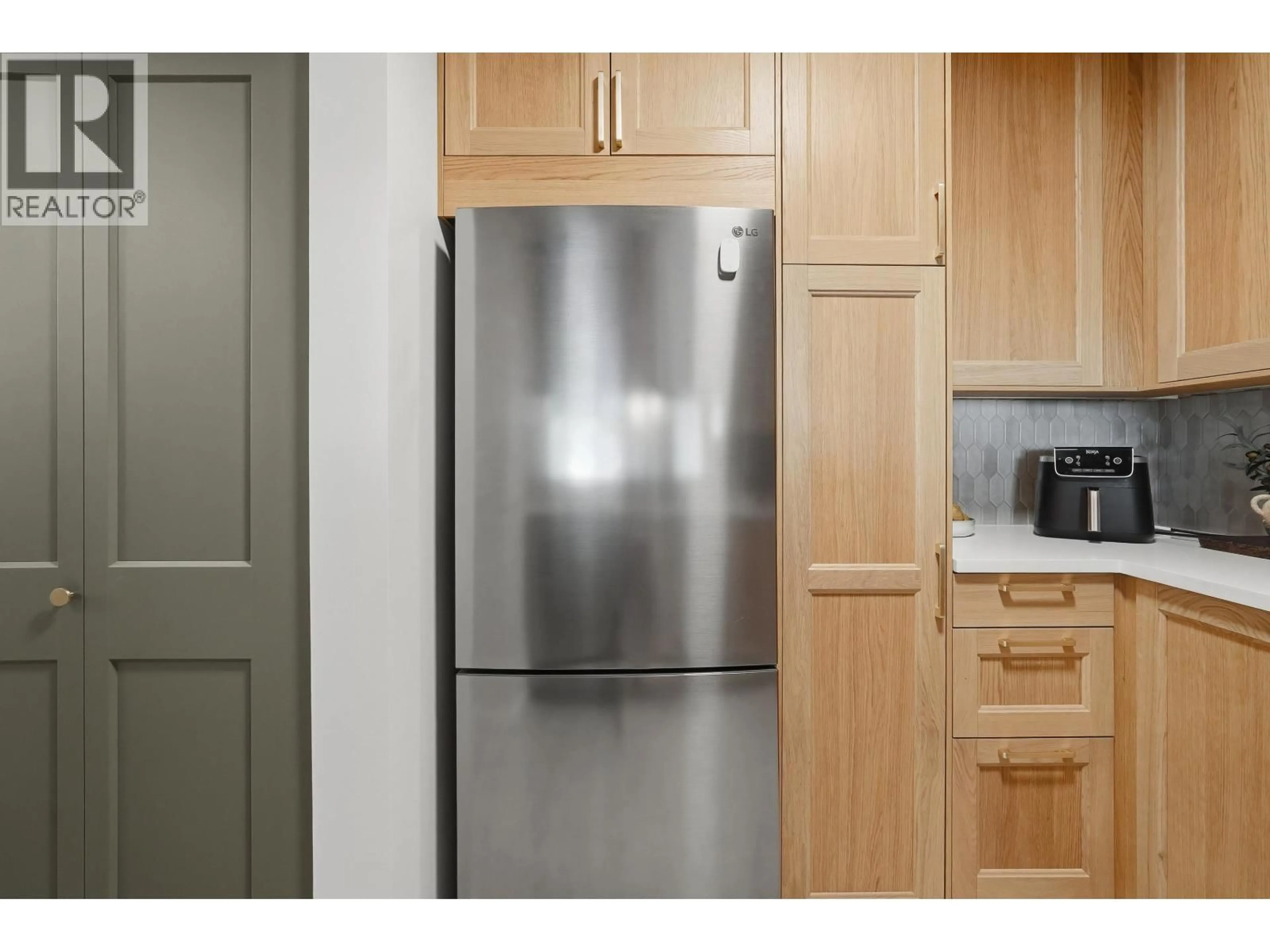 Standard kitchen, wood/laminate floor for 604 - 221 ELEVENTH STREET, New Westminster British Columbia V3M4C8
