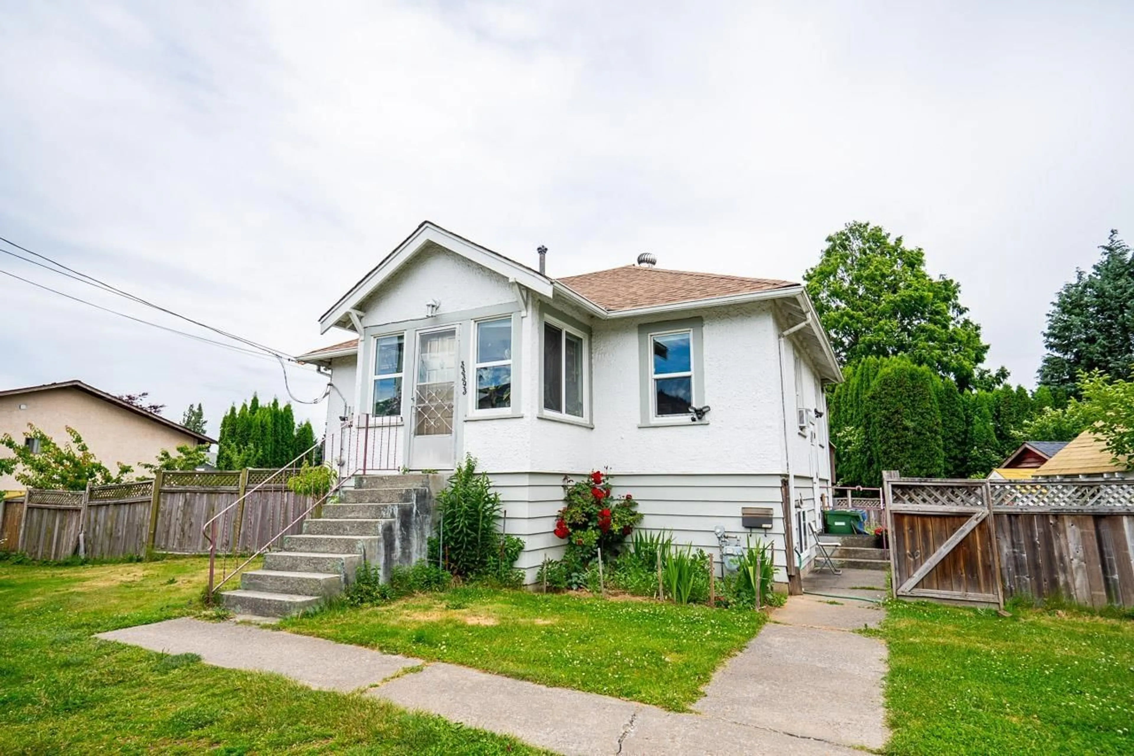 Home with vinyl exterior material, street for 33393 GEORGE FERGUSON WAY, Abbotsford British Columbia V2S2L9