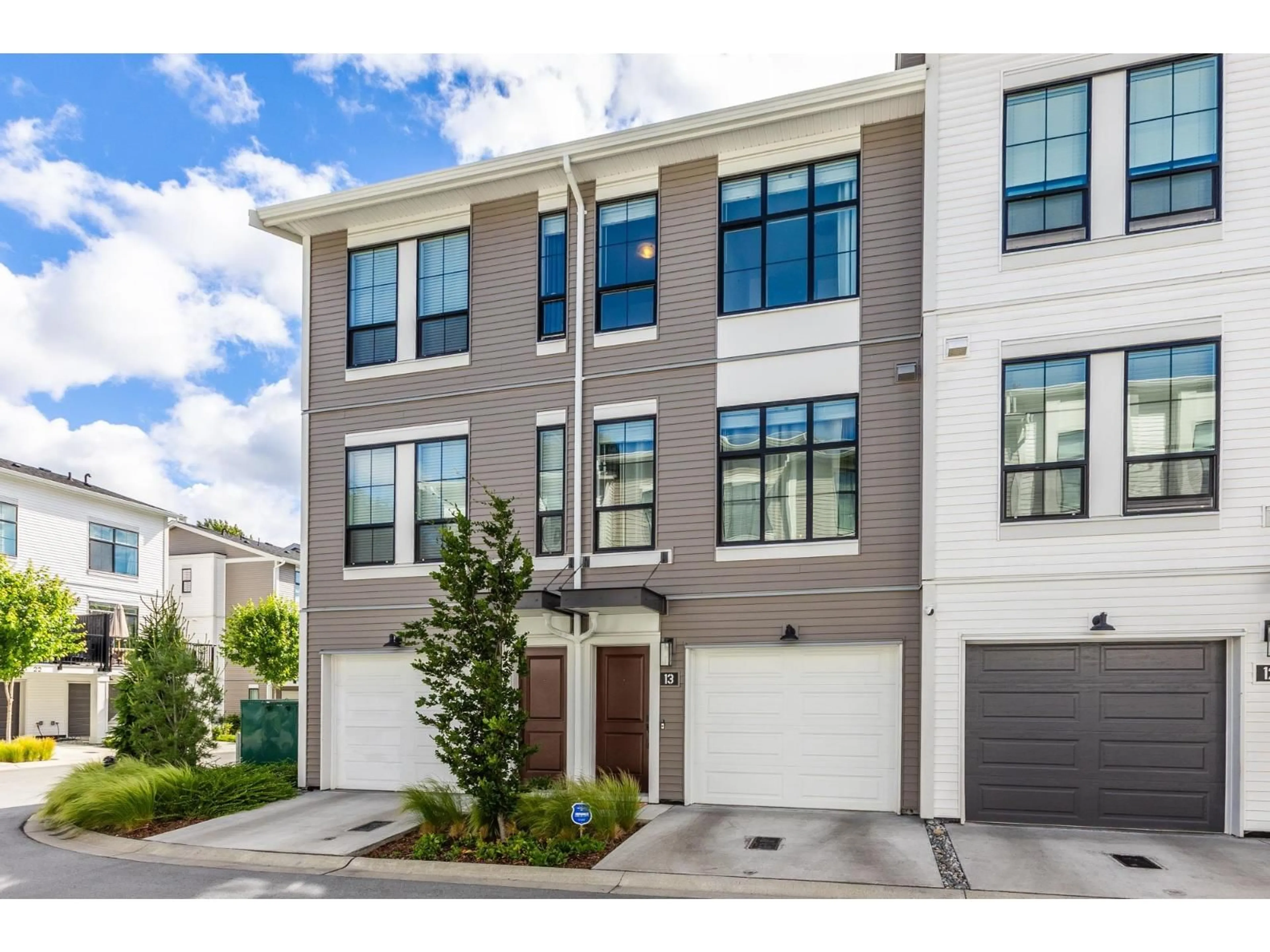 Home with vinyl exterior material, street for 13 - 2774 MONTROSE AVENUE, Abbotsford British Columbia V2S0N4